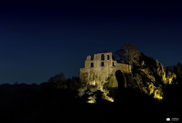Spooky - Burgruine Falkenstein zur blauen Stunde | Foto: Michaela Reuß - MiReu Photography