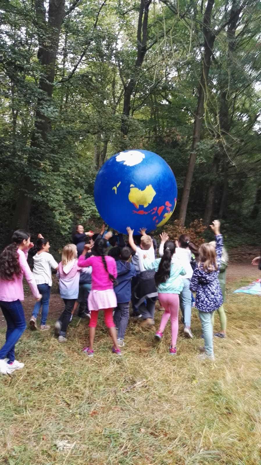 Beim Erlebnistag lernten Schülerinnen und Schüler den schonenden Umgang mit Papier, um einen Beitrag für eine bessere Umwelt zu leisten.