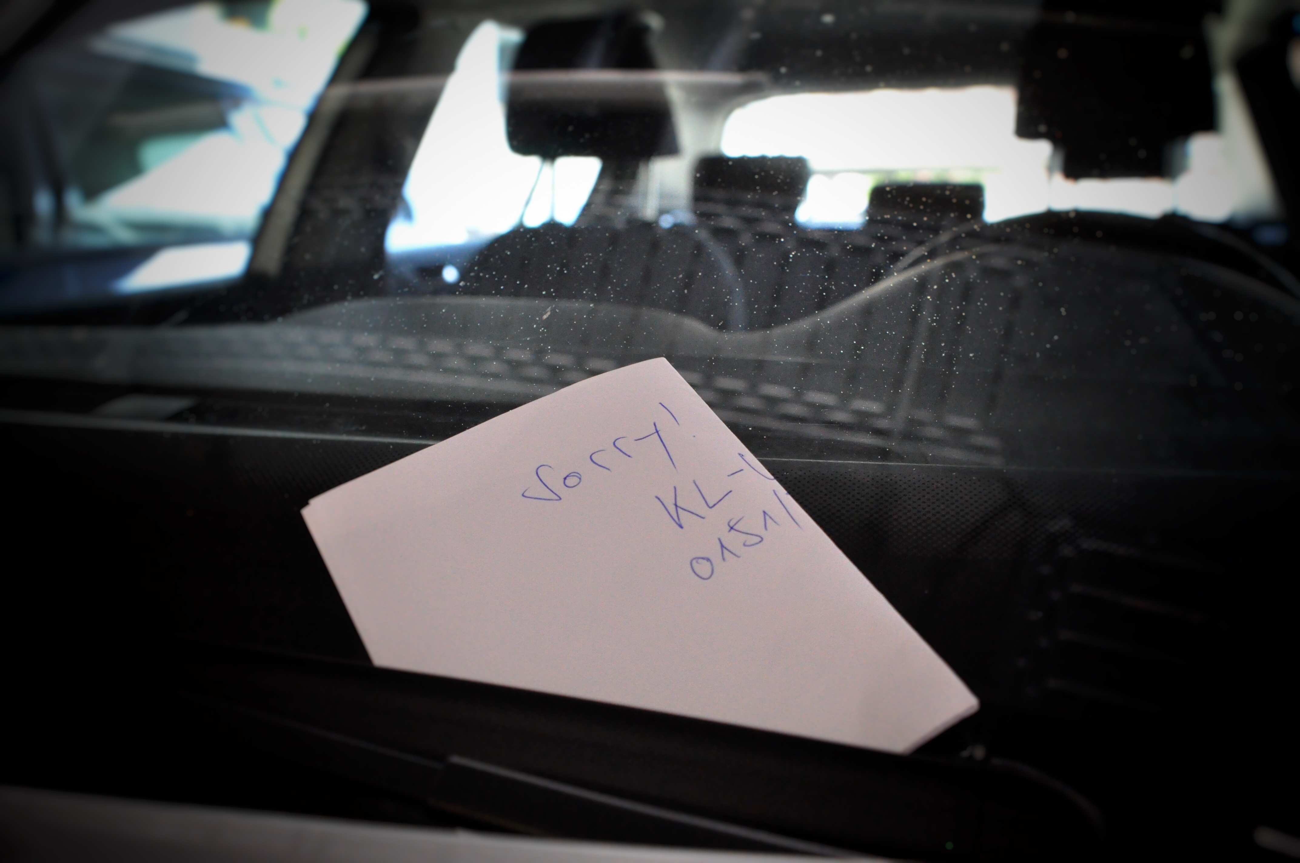 Wenn Sie einen Unfall verursacht haben, bleiben Sie vor Ort! Ist der Geschädigte nicht zugegen, informieren Sie die Polizei! Einen Zettel oder eine Visitenkarte zu hinterlassen genügt nicht.