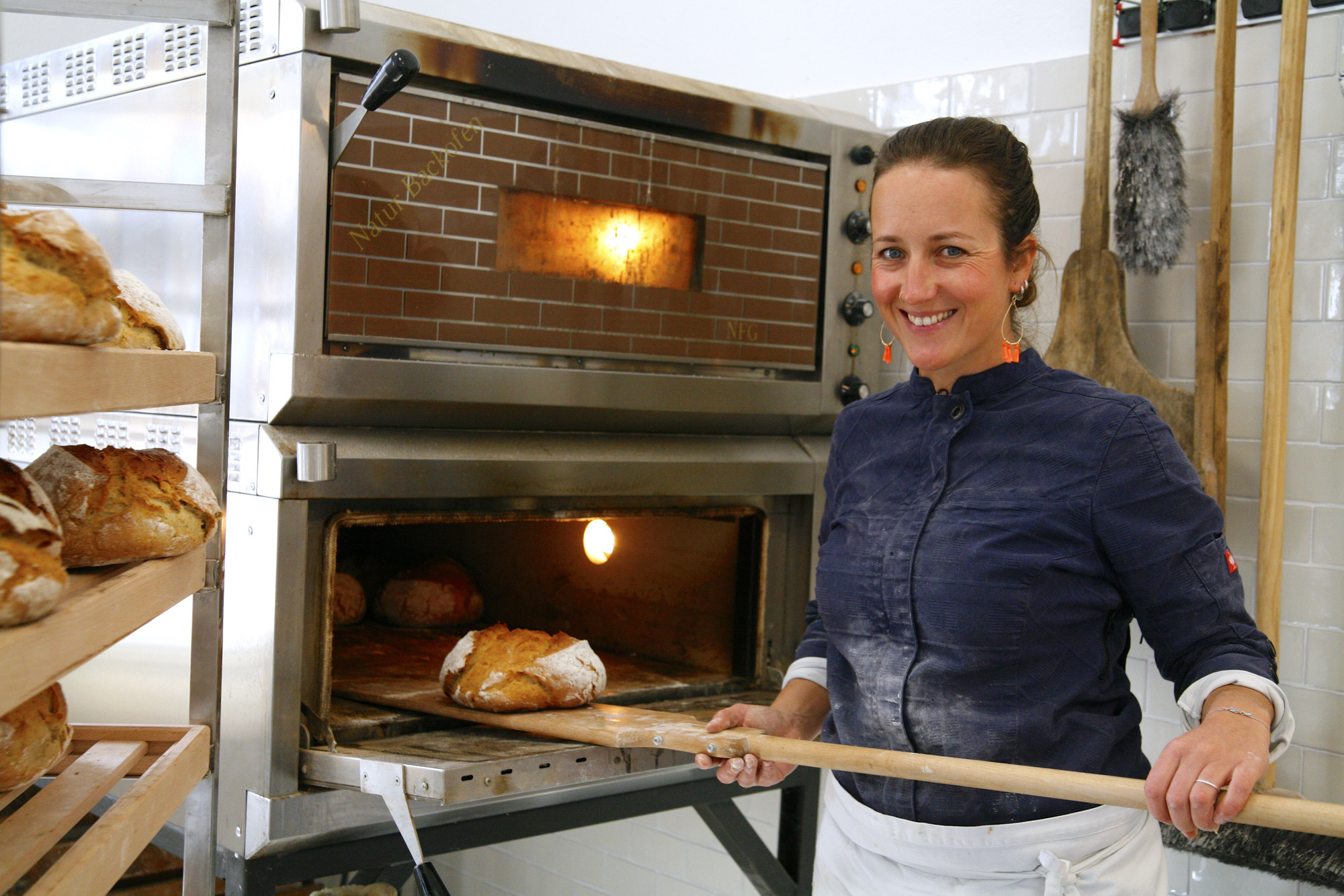 Backen, im Backkurs am Ofen