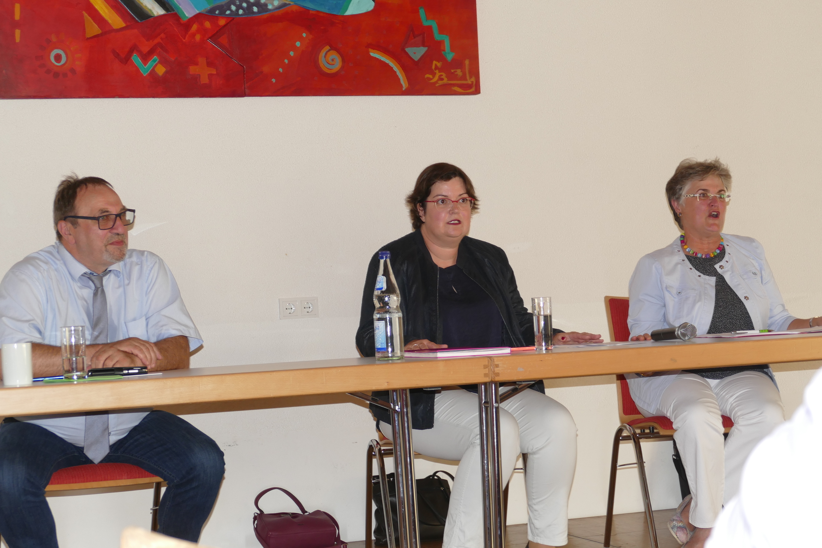 Landrat Otto Rubly, Isabel Steinhauer-Theis und Brigitte Scherb bei der Podiumsdiskussion der Landfrauen. Foto: Horst Cloß
