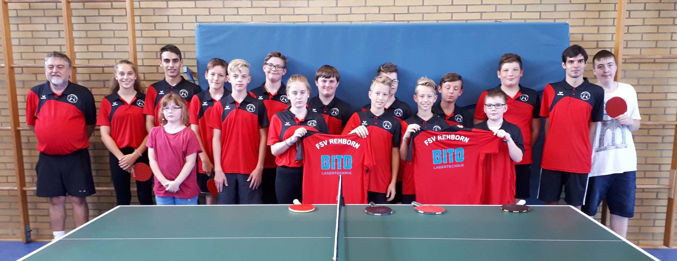 Die Teams der Tischtennis-Nachwuchsabteilung des FSV Rehborn mit ihrem Trainer Michael Reupke. Foto: FSV