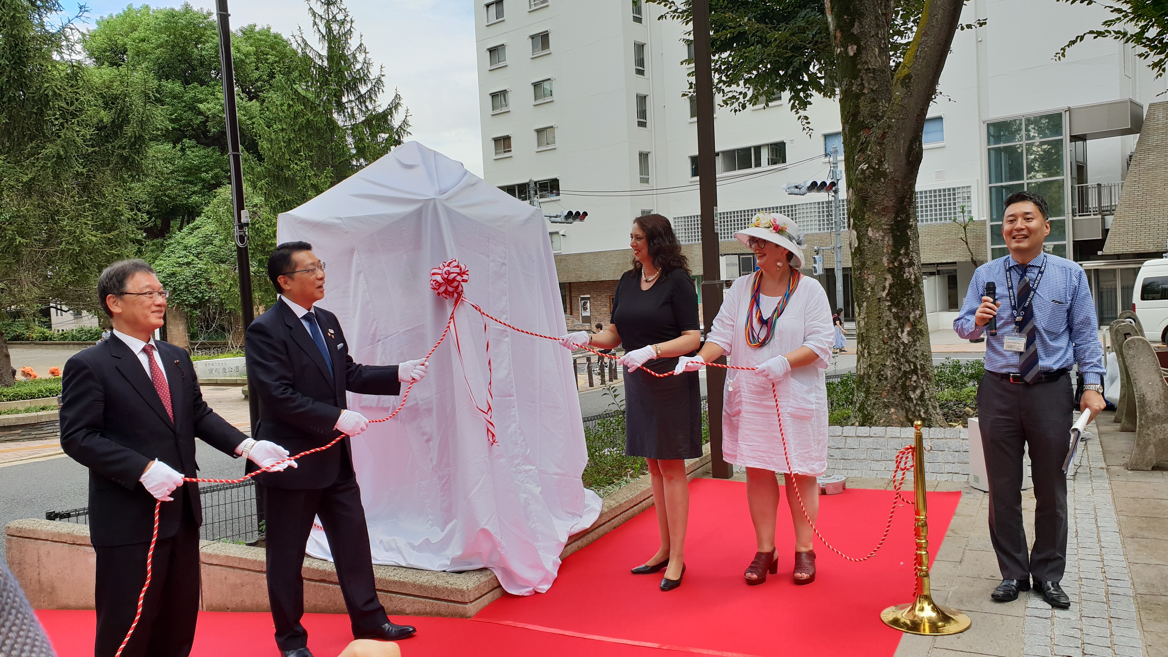 Bei der Neueinweihung des Kaiserslauterer Platzes: der Vorsitzende des Stadtparlaments Kenechi Natori, Bürgermeister Hironobu Narisawa, Bürgermeisterin Wimmer-Leonhardt und SPD-Stadtratsmitglied Petra Janson-Peermann FOTO: PS
