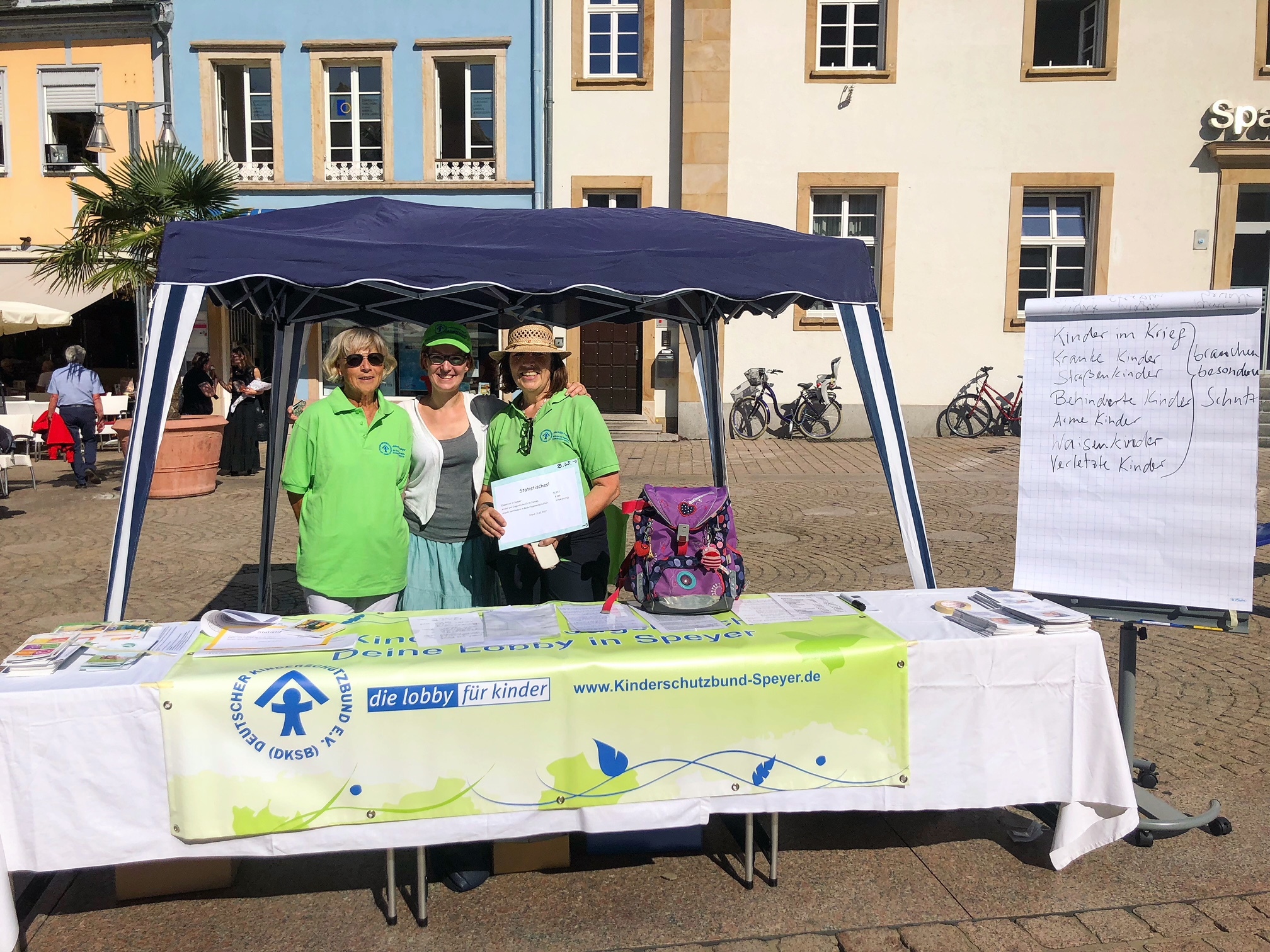 Zum Weltkindertag am 20. September hat der Kinderschutzbund Speyer Schulen dazu eingeladen, sich am Stand an der Alten Münze mit der Teilhabe aller Kinder an Bildung und sozialem Leben auseinanderzusetzen.