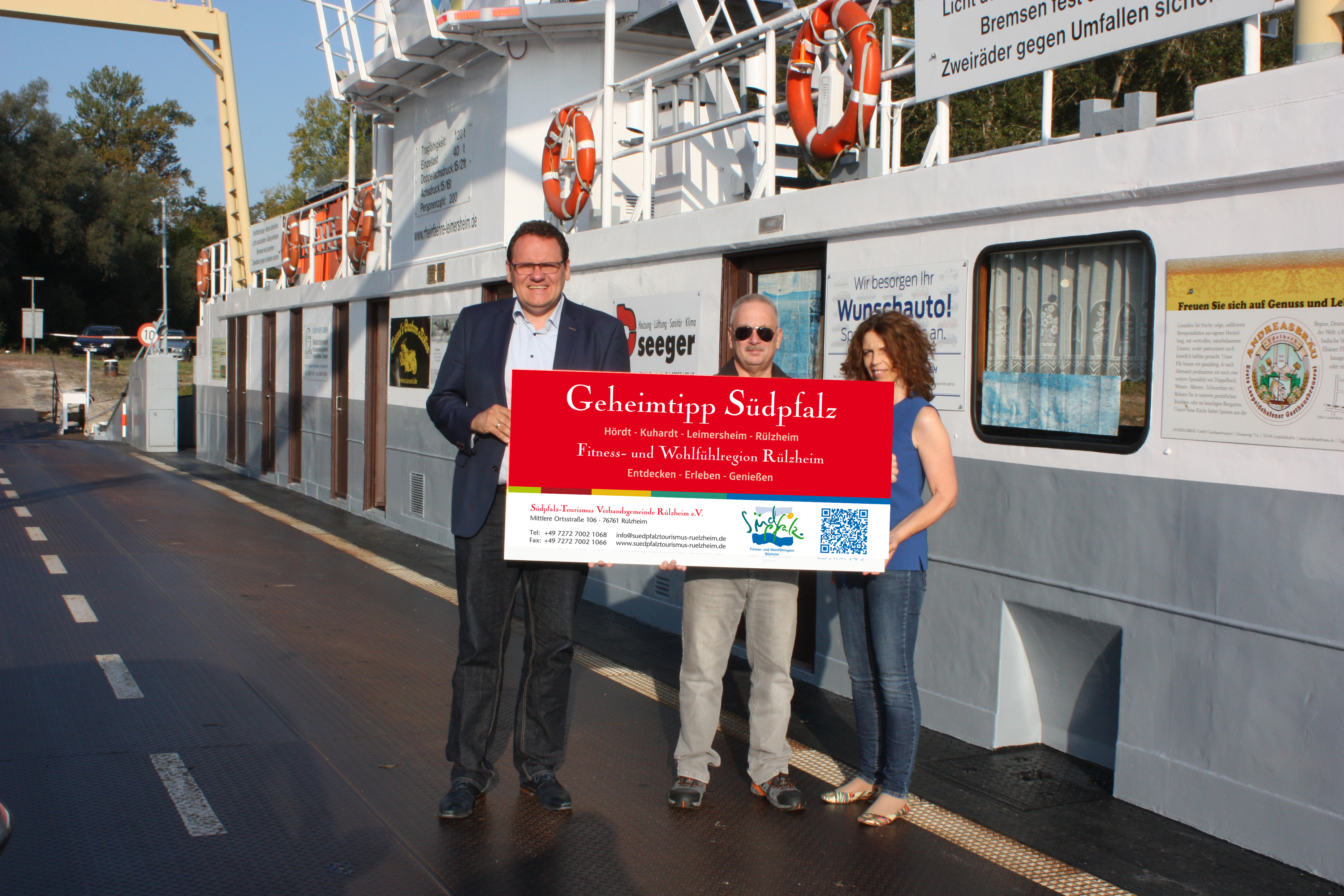 Matthias Schardt(Bürgermeister, 1. Vorsitzender Südpfalz-Tourismus Verbandsgemeinde Rülzheim e.V)., Marc Freiwald( Fährbetreiber),
Petra Becker(Geschäftsführerin Südpfalz-Tourismus Verbandsgemeinde Rülzheim e.V.)