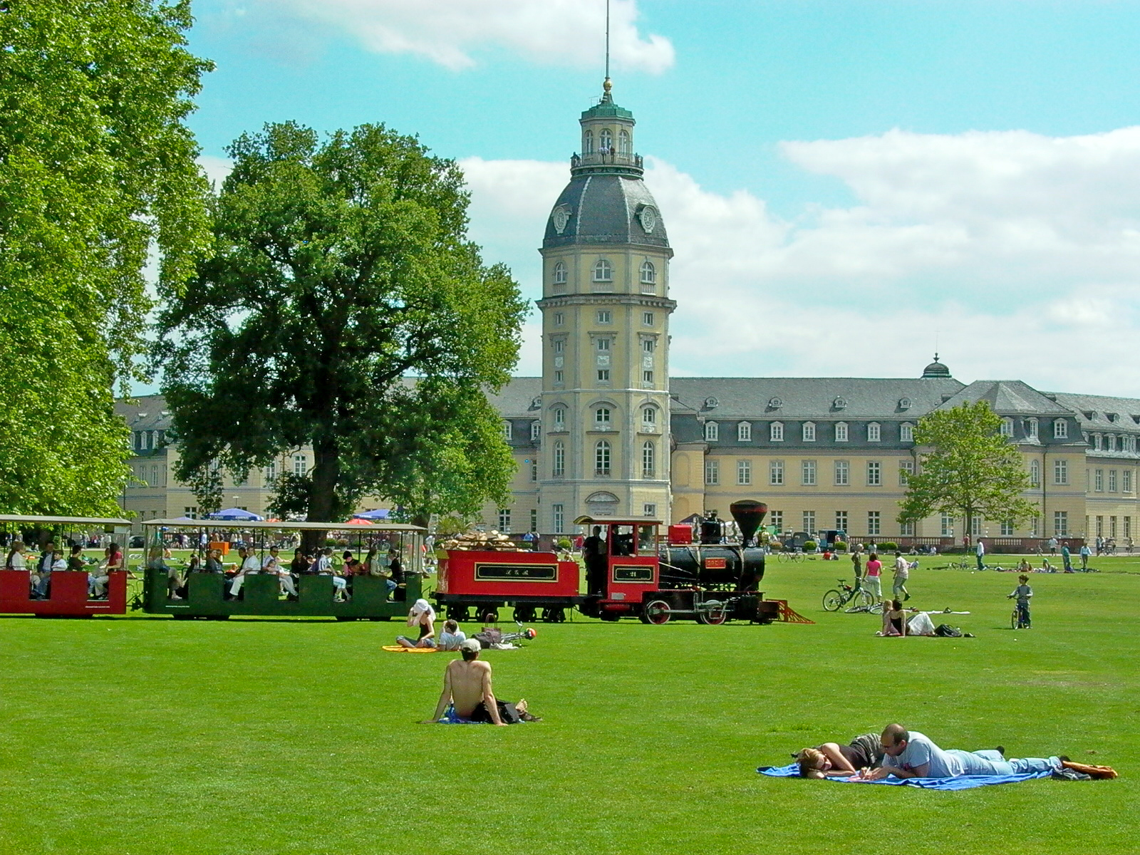 Bähnle, Besucher & Feste: Normalerweise ist der Schlossgarten ein idyllisches Fleckchen inmitten der Stadt, das viele auch für eine kleine Feier nutzen.