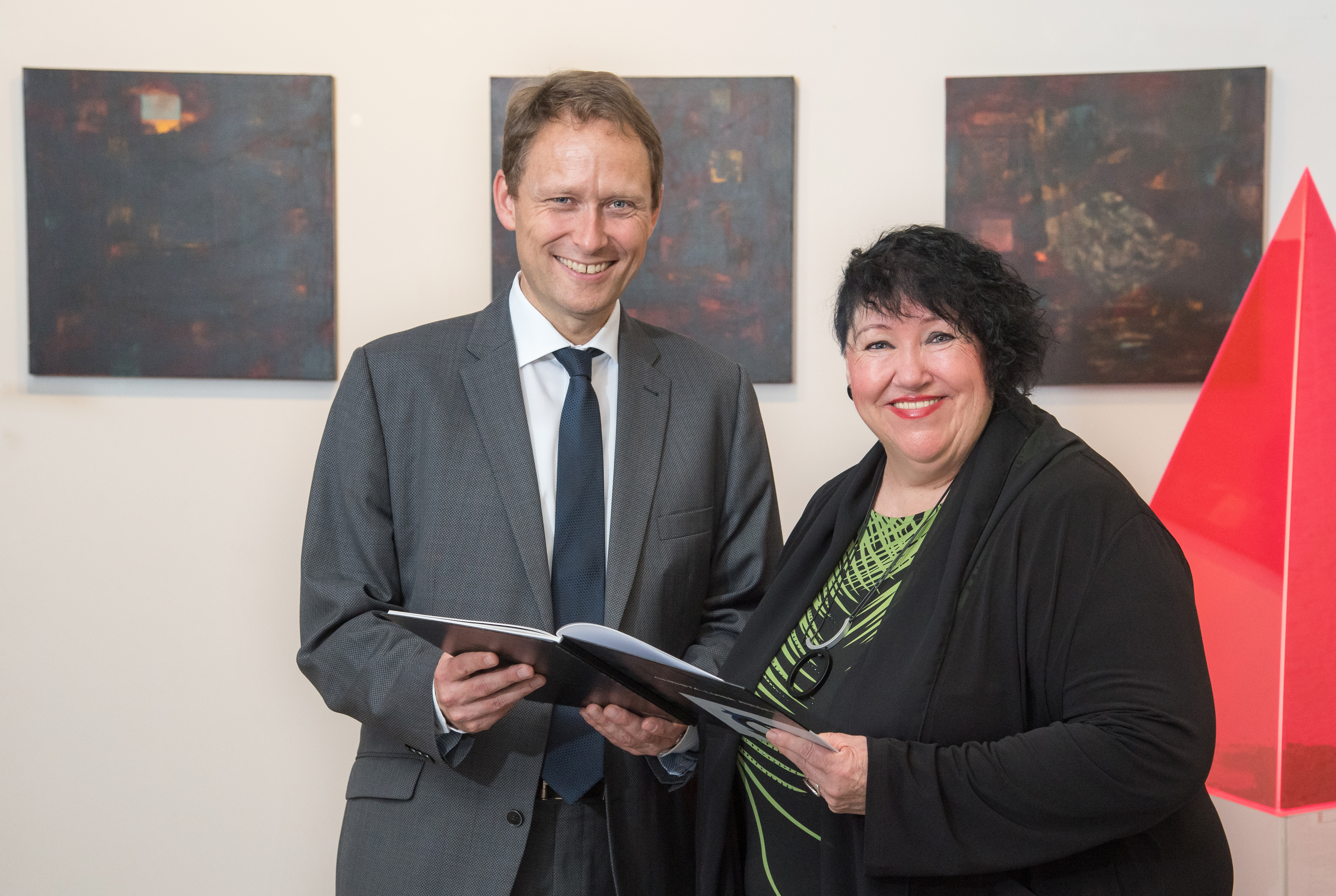 Der Oberbürgermeister gratulierte Christa Riedel in ihrer Galerie persönlich.