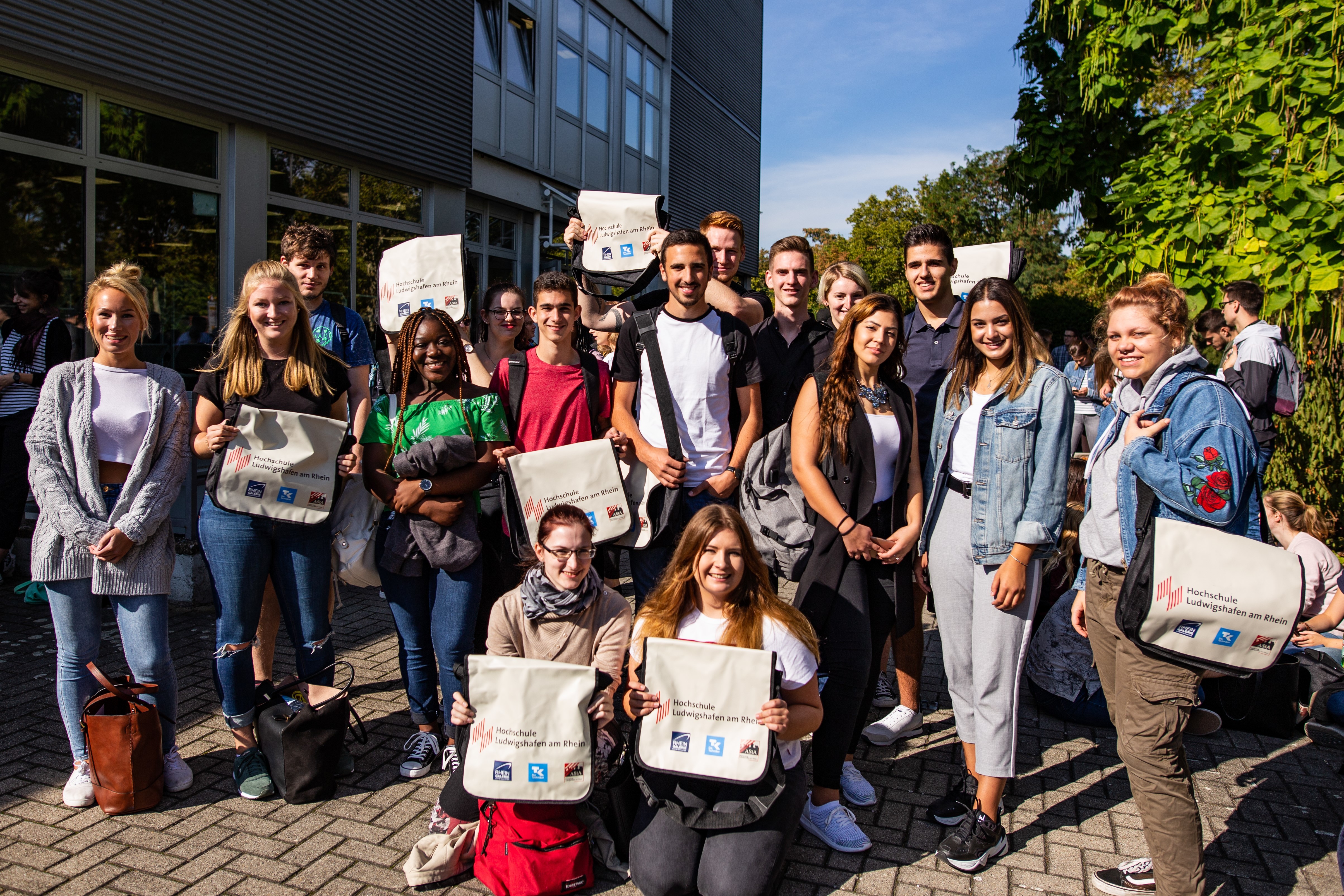 Ein Teil der StudienanfängerInnen mit ihren „Ersti-Bags“ im Anschluss an die Erstsemesterbegrüßung.