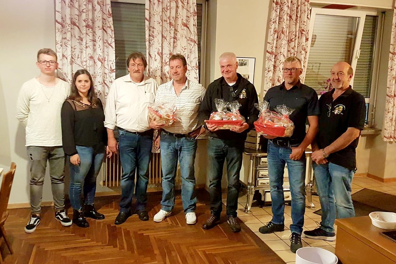 Die alte und neue geschäftsführende Vorstandschaft des Fanfarenzuges Bann (von l.n.r.): Neuer Hauptkassierer Henrik Dahler, neue Schriftführerin Elisa Wilking, neuer 1. Vorsitzender Reiner Braun sowie die ausscheidenden Vorstandsmitglieder Jürgen Simonis, Richard Roschel und Andreas Denzer. Ganz rechts der neue 2. Vorsitzende Stephan Särota