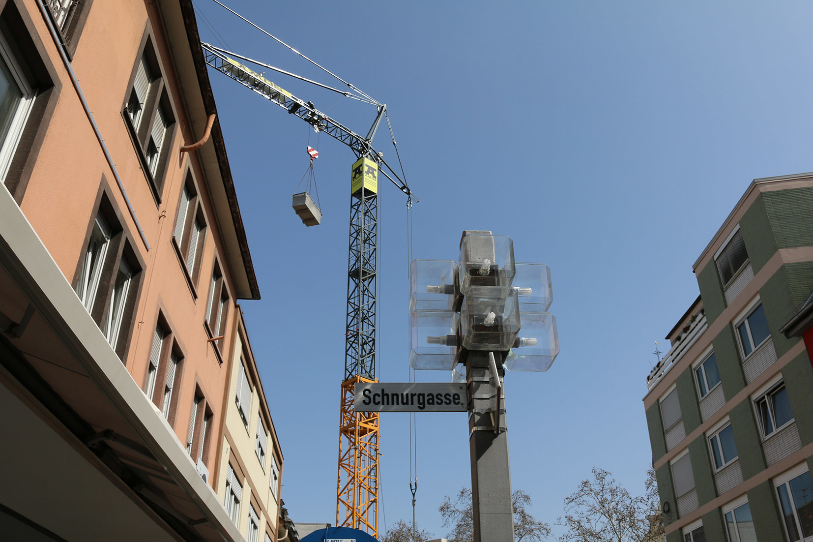 Der Kran prägt zurzeit das Bild der Frankenthaler Innenstadt. Bis März sollen die Bauarbeiten noch gehen.