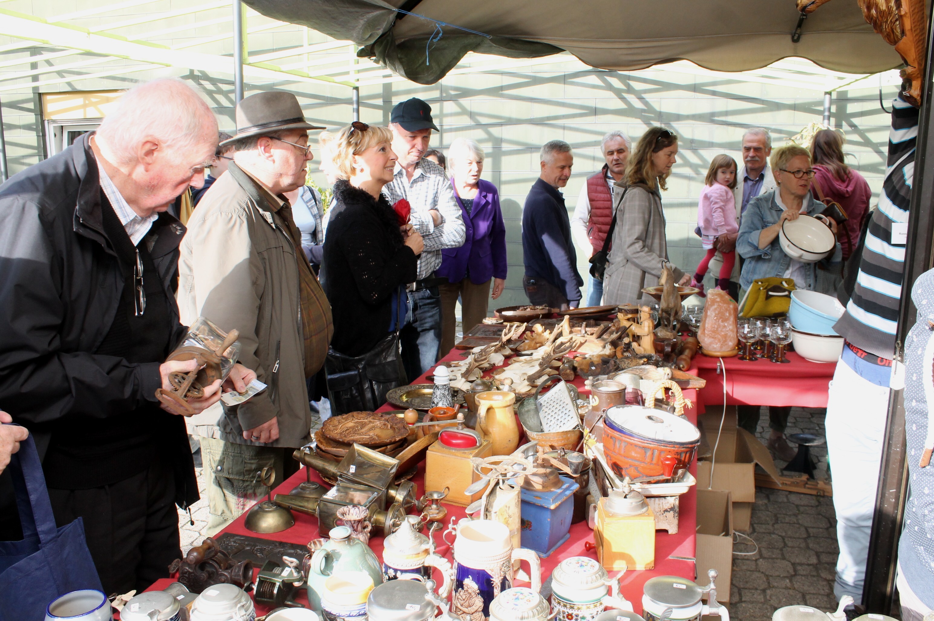 Auf großes Interesse stößt der Antikmarkt, wie hier im Jahr 2017.
