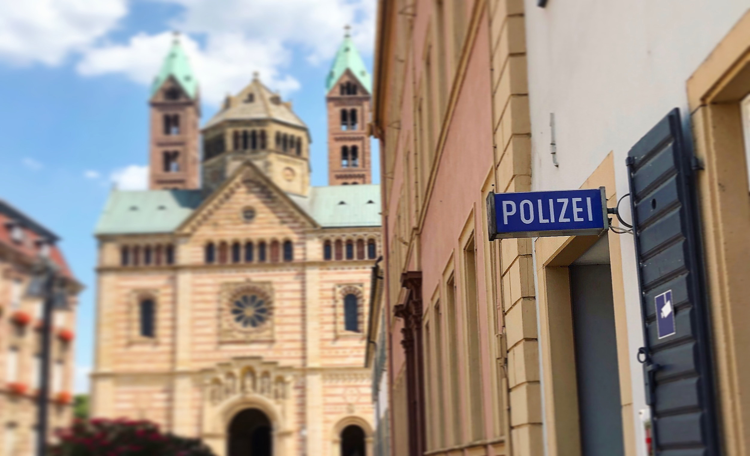 Die Polizei Speyer informiert gleich über vier Verkehrsunfallfluchten.
