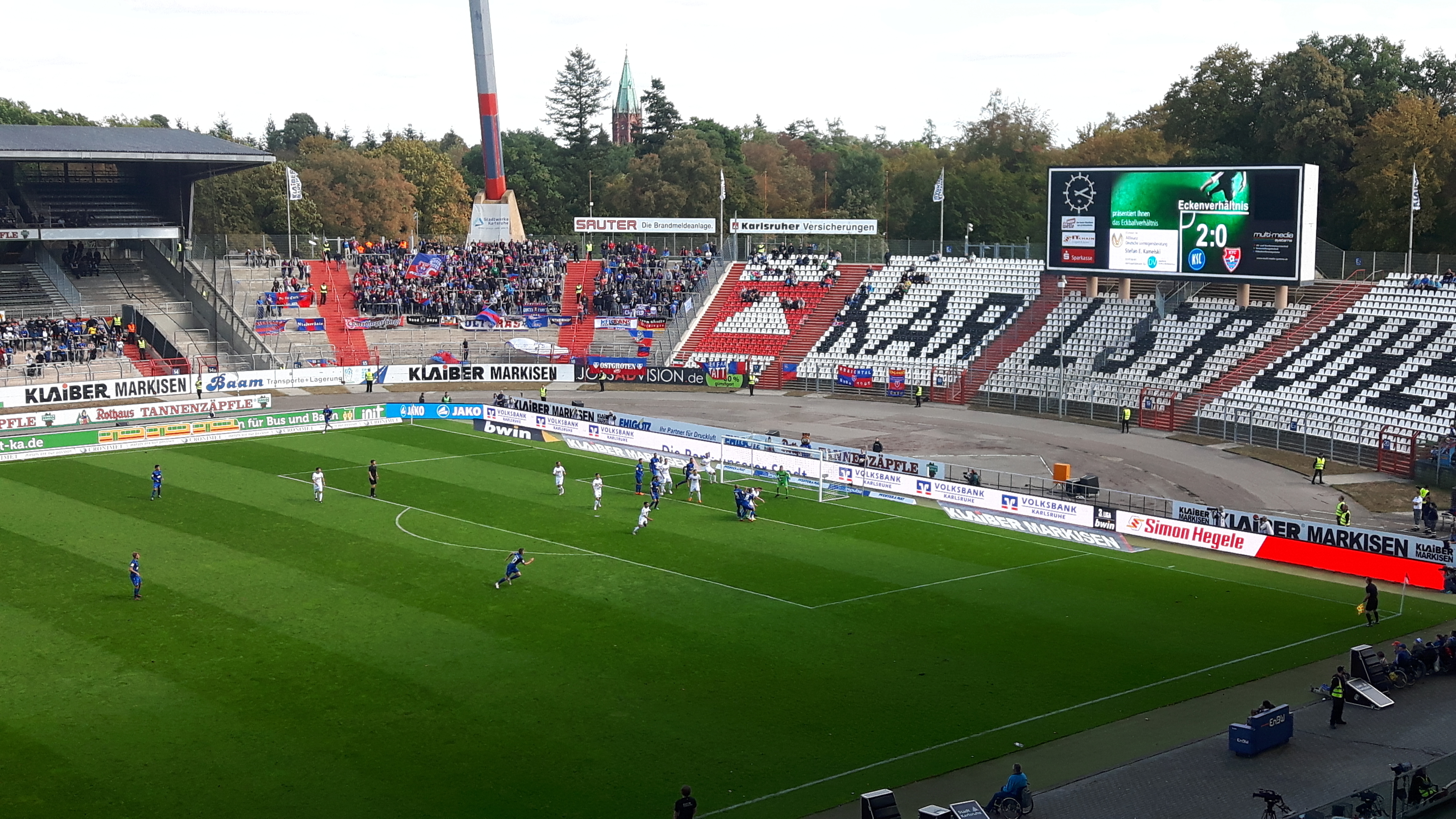 Das Spiel läuft, 2 zu 0 Ecken, der KSC baut Druck auf