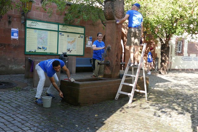 Von Kopf bis Fuß - der alte Brunnen am Rathausplatz | Foto: Foto: ABE