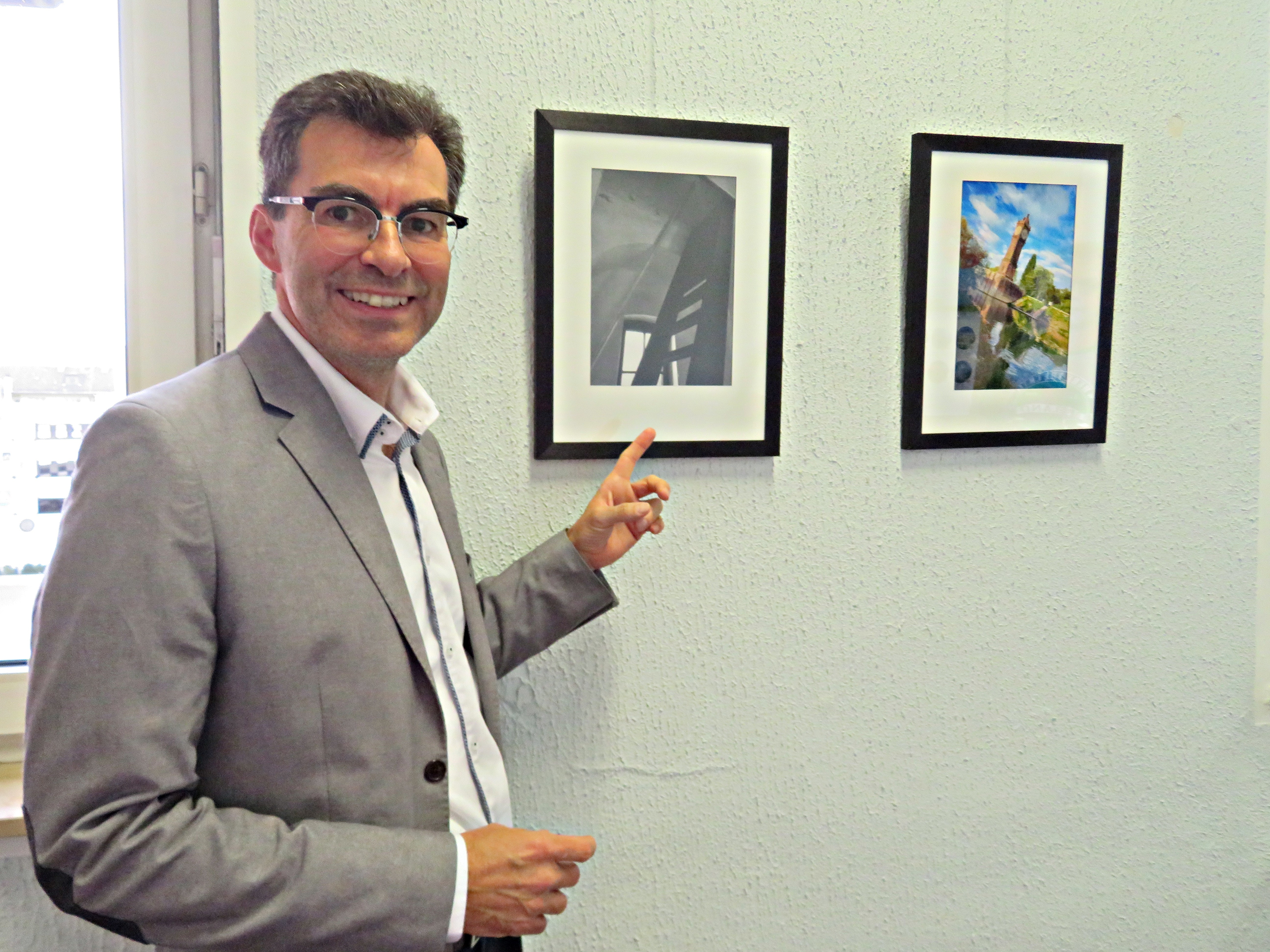Aussteller Wolfgang Leibig vor seinen Fotografien