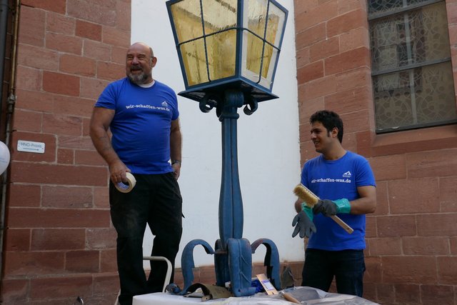 Ein neuer Anstrich für die Laternen an der Kirchenmauer | Foto: Foto: ABE