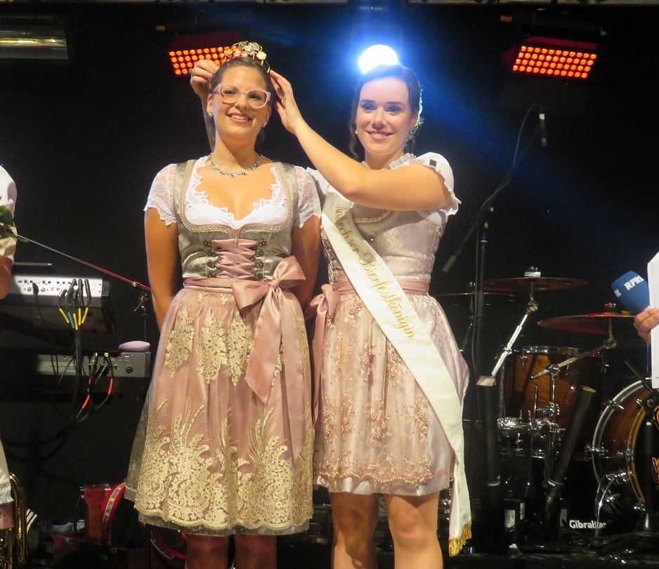 Davina gibt die Krone an die neue Bierfestkönigin Jasmin weiter.
