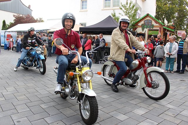 Nostalgie pur: Oldtimer-Zweiräder beim Festzug am Freitagabend. | Foto: Pacher