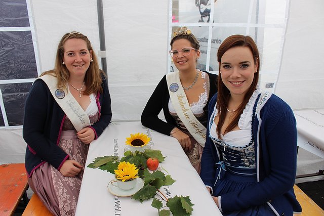 Die drei Bierfesthoheiten Lena Roth, Jasmin Paulus und Davina Weintz. | Foto: Pacher