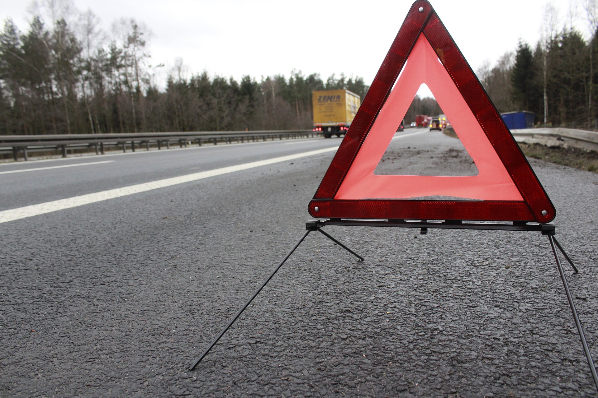 Der LKW-Fahrer, ein 60-jähriger Mann aus Niedersachsen, wird derzeit mit einem leichten Schock im Krankenhaus behandelt.