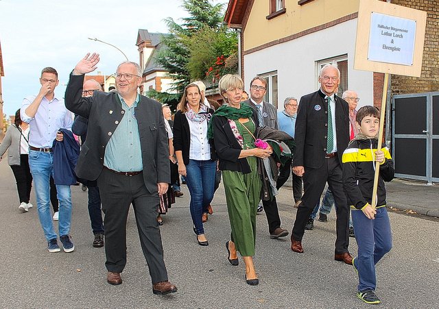 Der Haßlocher Bürgermeister Lothar Lorch (rechts) und seine Ehrengäste zum Auftakt des Andechser Bierfestes. | Foto: Pacher