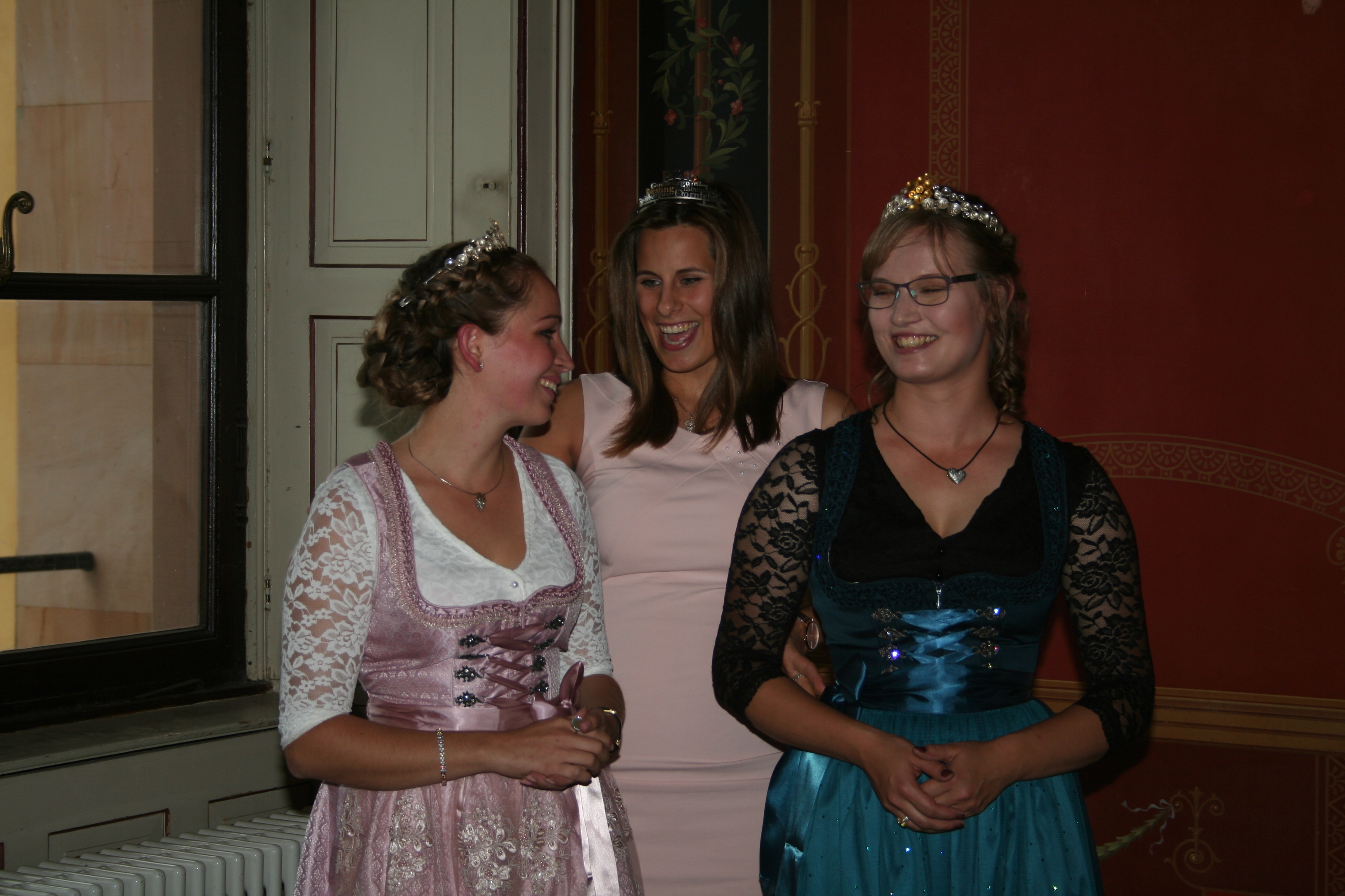 Die Pfälzische Weinprinzessin Nina Oberhofer krönte Ines Rehm (links) und Anna Fath (rechts) als neue Weinprinzessinnen der Südlichen Weinstraße.