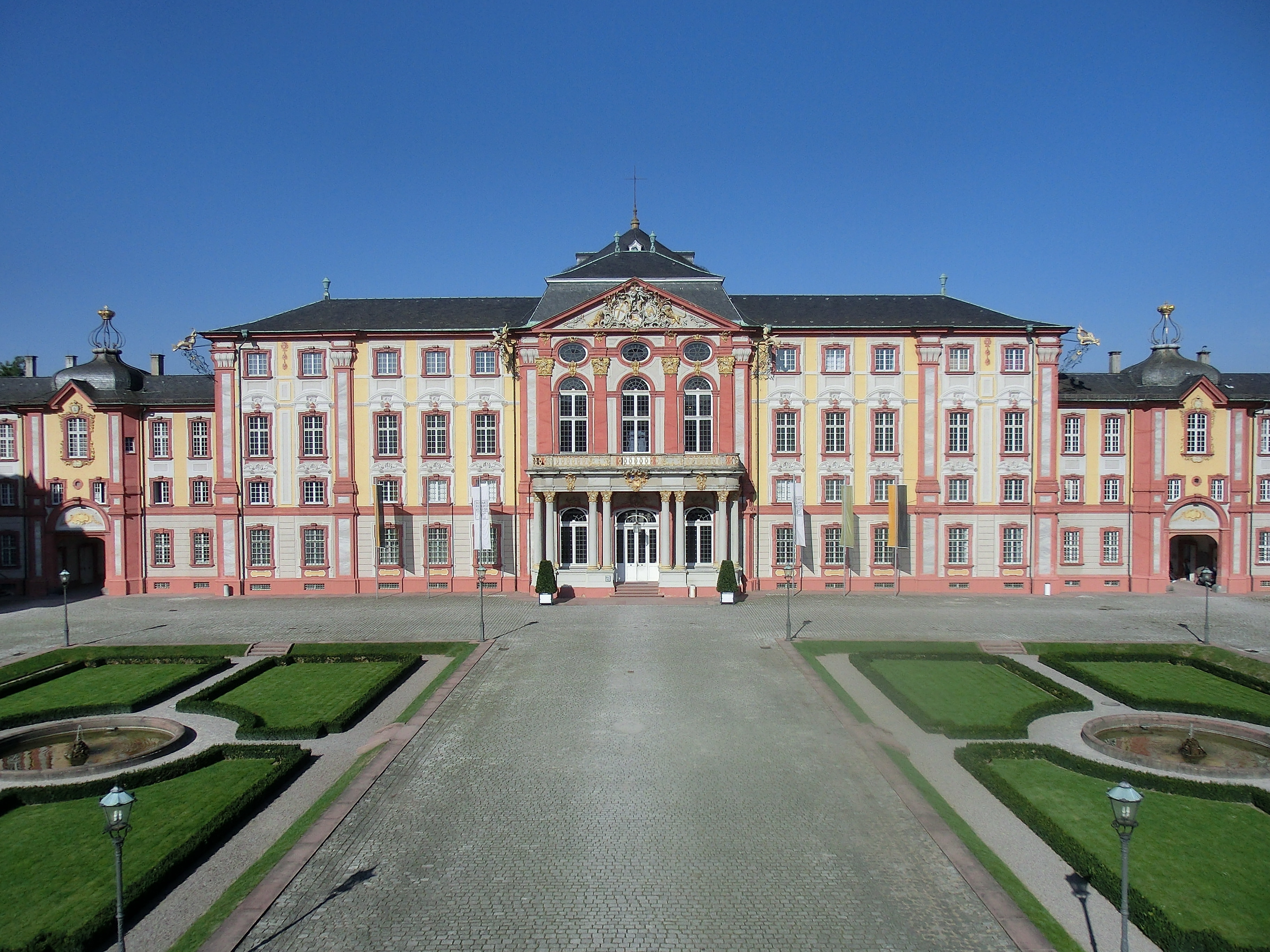 Eine Windböe sorgte beim Sturm am Sonntag für Glasschaden im Bruchsaler Schloss.