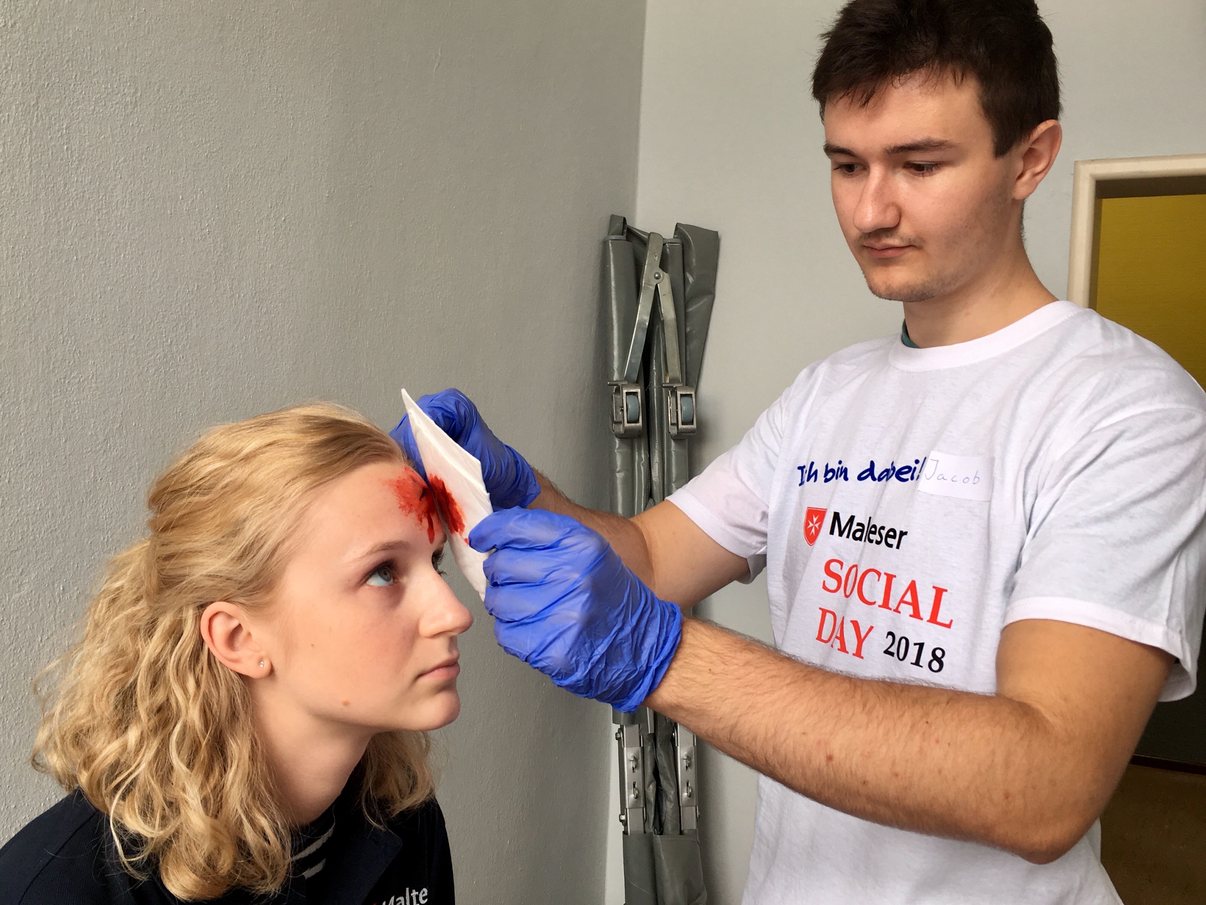 Platzwunde durch einen Zusammenstoß mit der Schultür – An acht Stationen wurden realistisch Notfälle dargestellt.