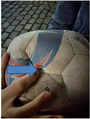 Die Luft ist raus, nachdem ein Mann den Ball der Mädchen mit einem Messer platt gestochen hat.