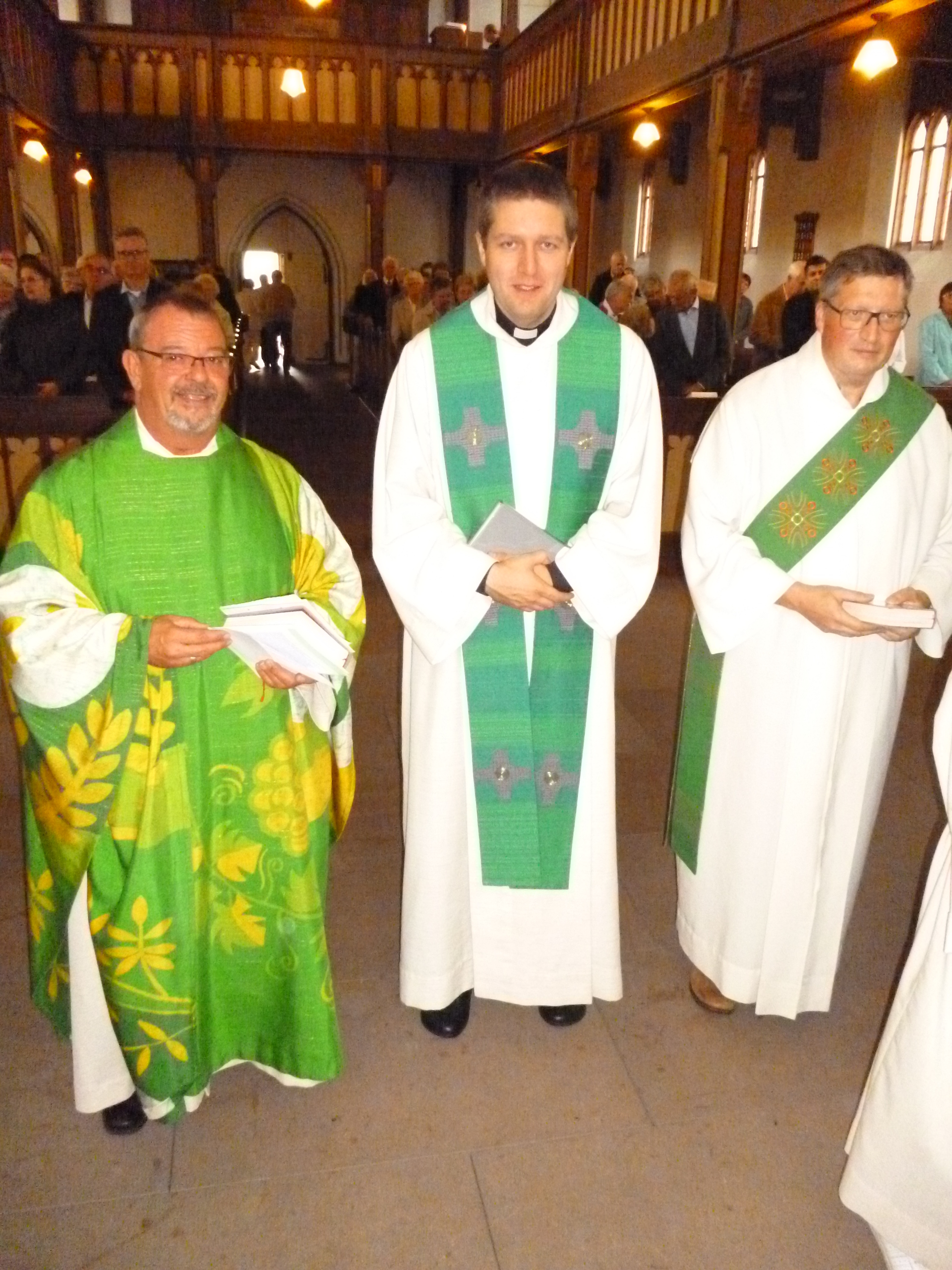Pfarrer Thomas Buchert (von links) und Diakon Imhoff (rechts) mit dem neuen Kaplan Nils Schubert (Mitte).