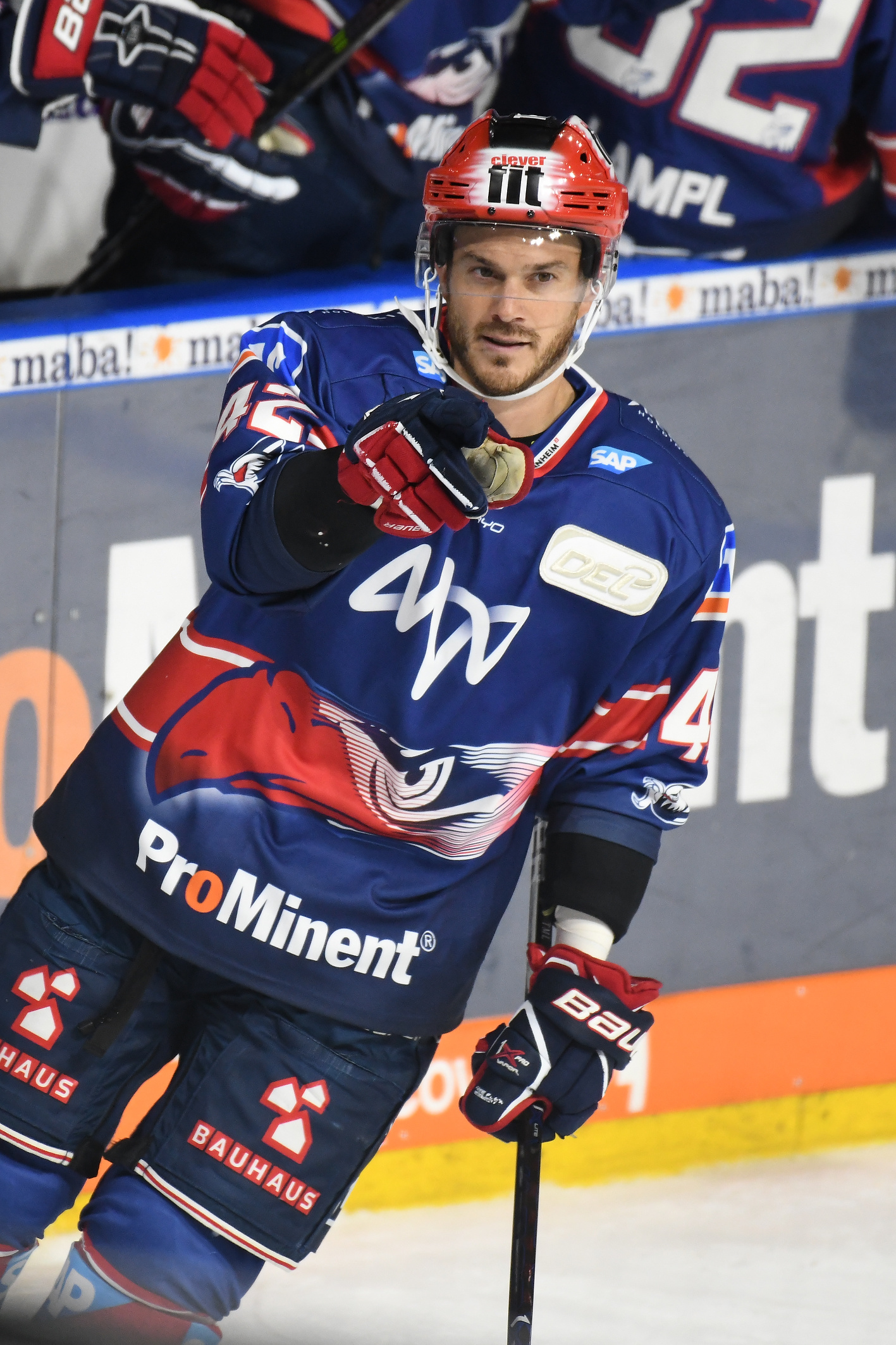 Topscorer wie Chad Kolarik tragen in der DEL zukünftig einen roten Helm.