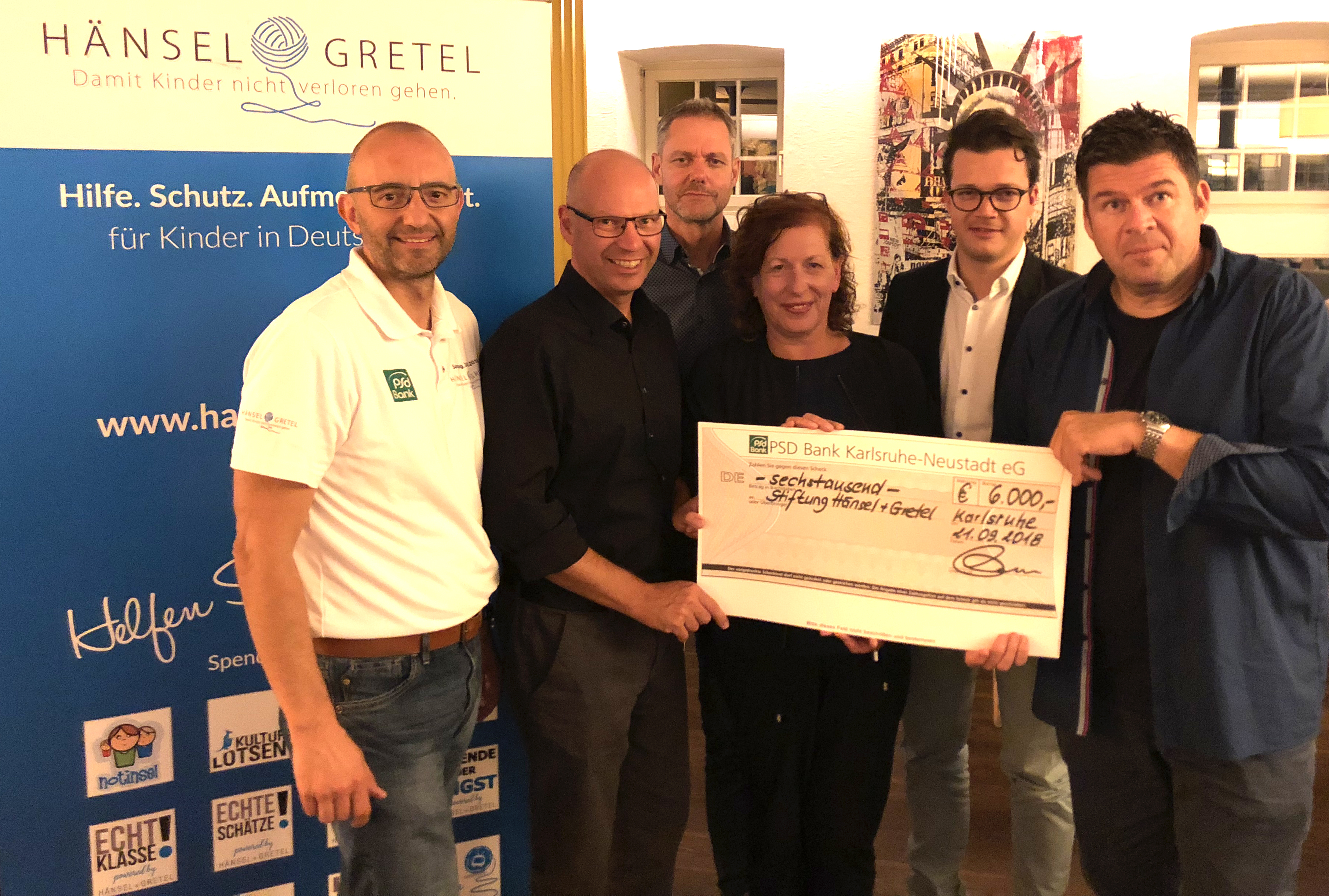 Scheckübergabe (v.l.): Jerome Braun („Hänsel+Gretel“), Holger Morlock („PSD Bank“), Hans-Günther Huber („EHWA“), Susanne Sauer („Baden-TV“), Robin Schuster („die neue welle“), Christian Welling („Graf Hardenberg“). Foto: pr