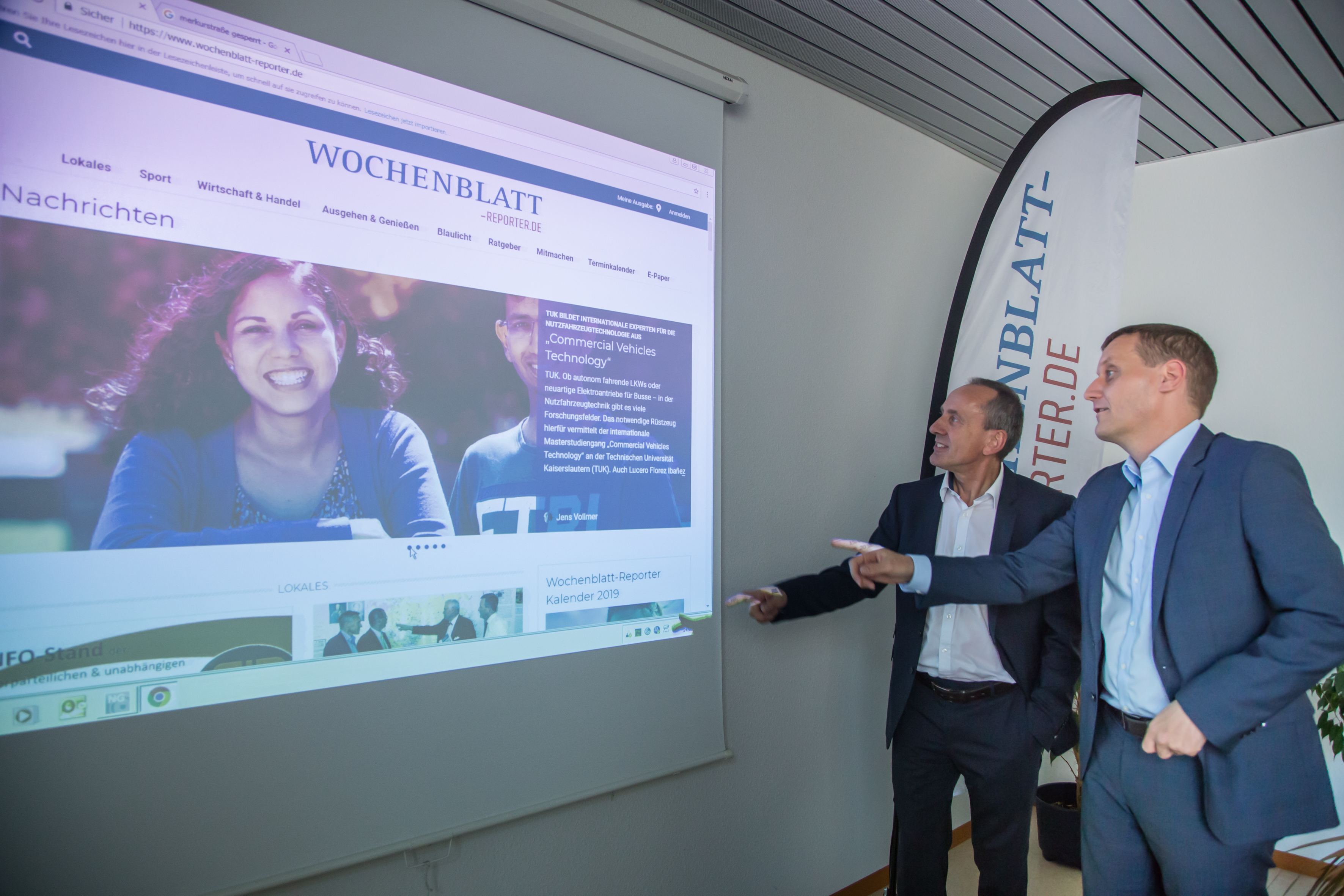 SÜWE-Geschäftsführer Rainer Zais (rechts) präsentiert Prof. Dr. Konrad Wolf (links), dem rheinland-pfälzischen Minister für Wissenschaft, Kultur und Weiterbildung, das neue Mitmachportal www.wochenblatt-reporter.de Foto: Roland Kohls