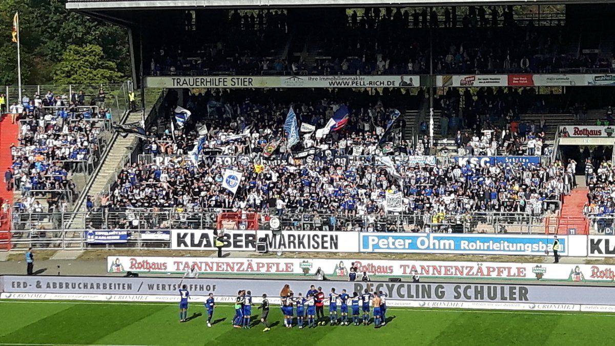 Die KSC-Mannschaft ließ sich nach dem ersten Heimsieg von den Fans feiern. Foto: jow