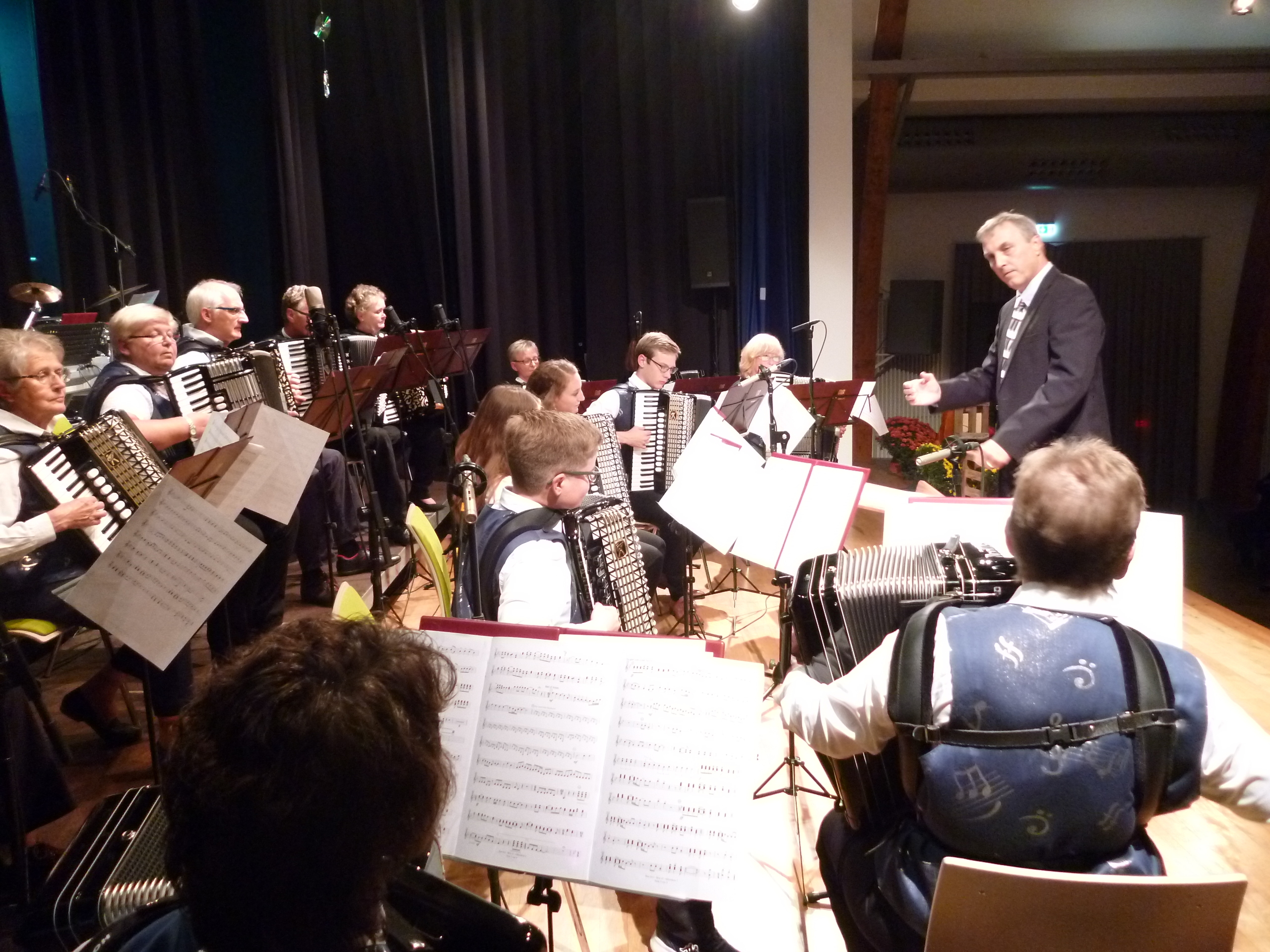 Peter Kremer dirigiert das Harmonika-Orchester Bellheim.