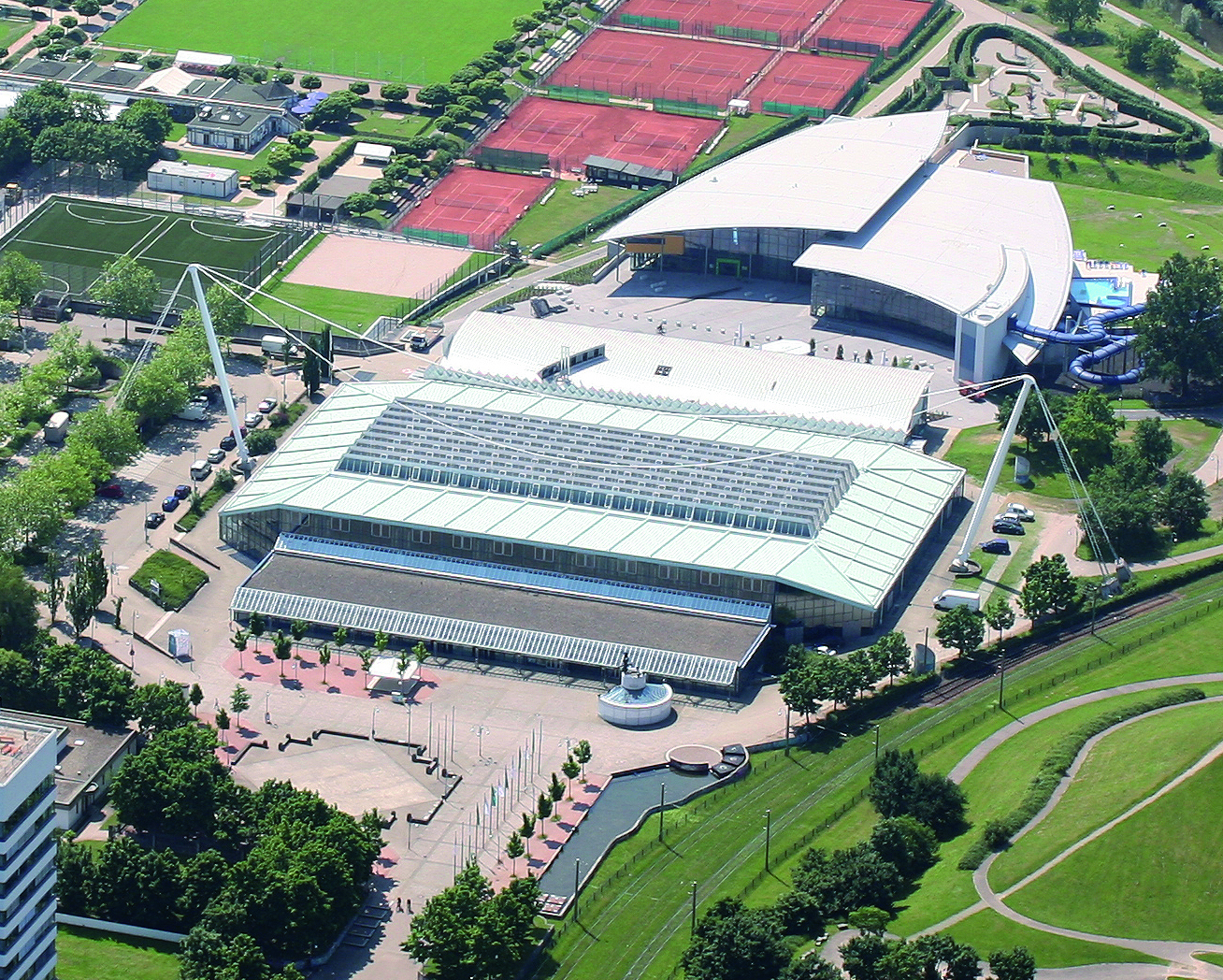 Sportlich in Karlsruhe: Europahalle, dahinter das Europabad