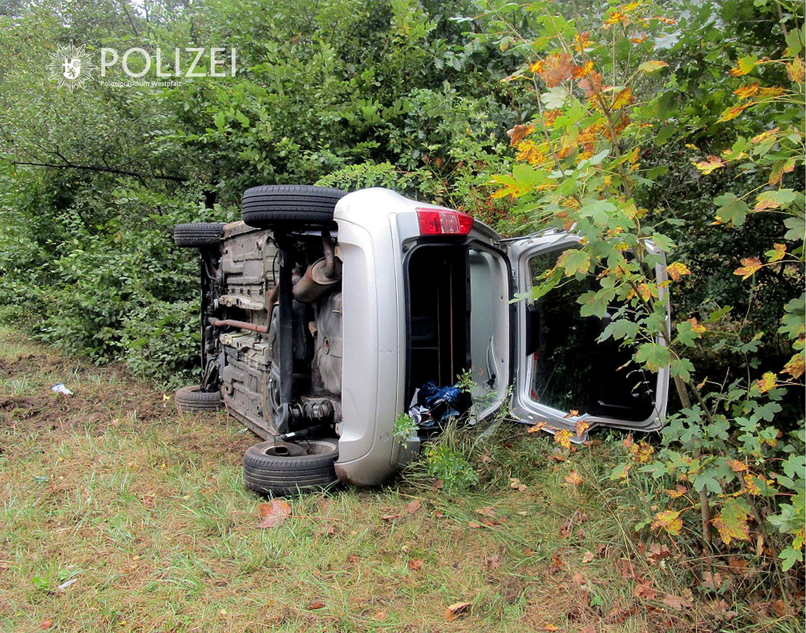 Der Wagen drehte und überschlug sich, kam von der Fahrbahn ab und blieb - entgegen der Fahrtrichtung - neben der Straße auf der Beifahrerseite liegen. Die Fahrerin wurde verletzt.