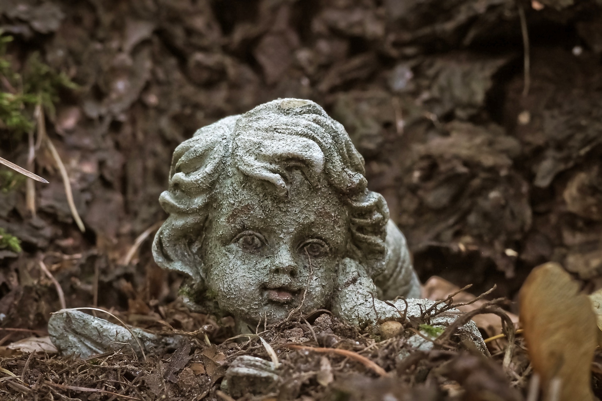 Laut Friedhofsatzung müssen alle Grabstätten nach den allgemeinen Gestaltungsvorschriften hergerichtet und dauernd gepflegt werden.