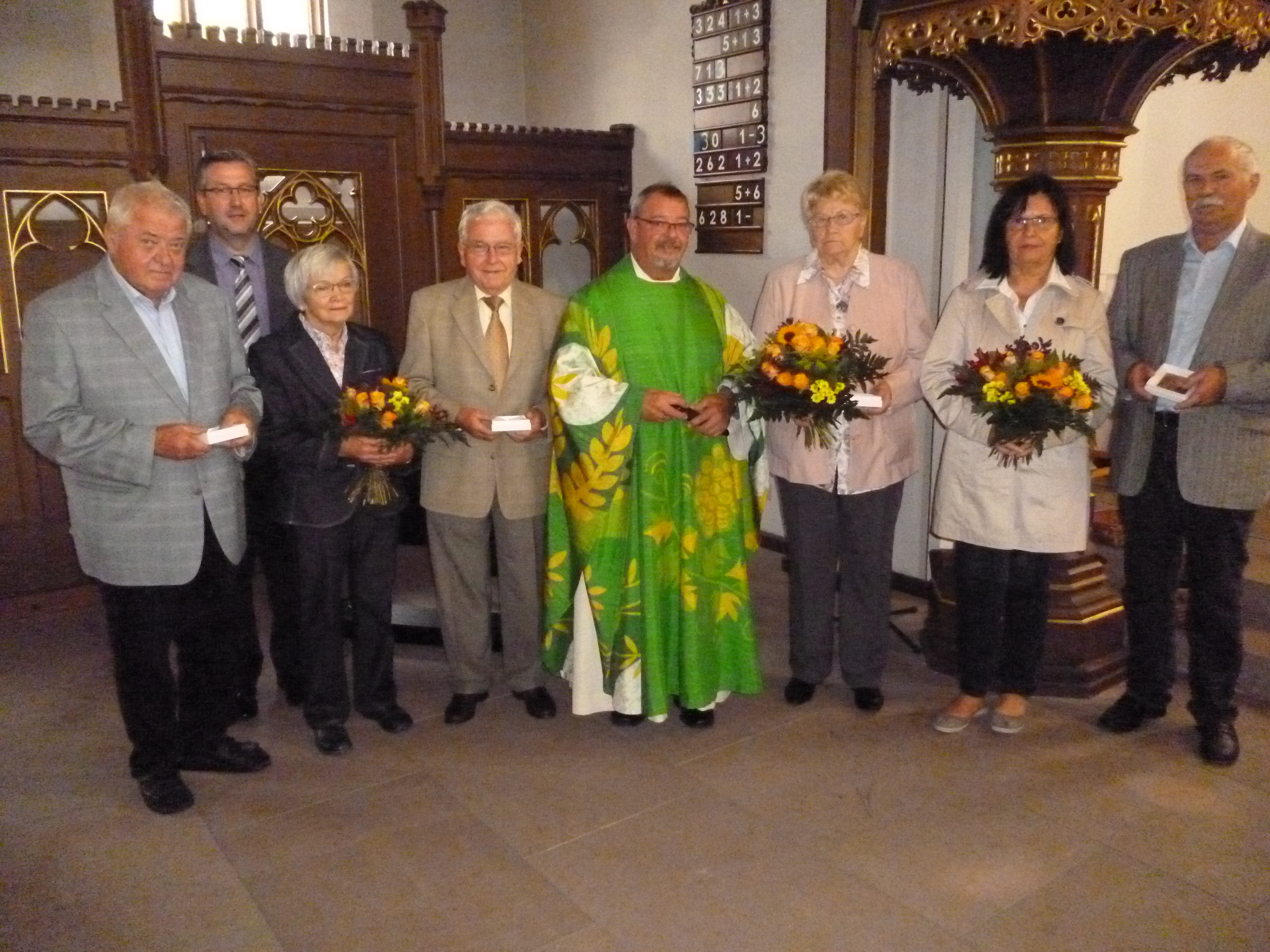 Die Geehrten aus Bellheim, Knittelsheim und Weingarten mit Pfarrer Thomas Buchert.