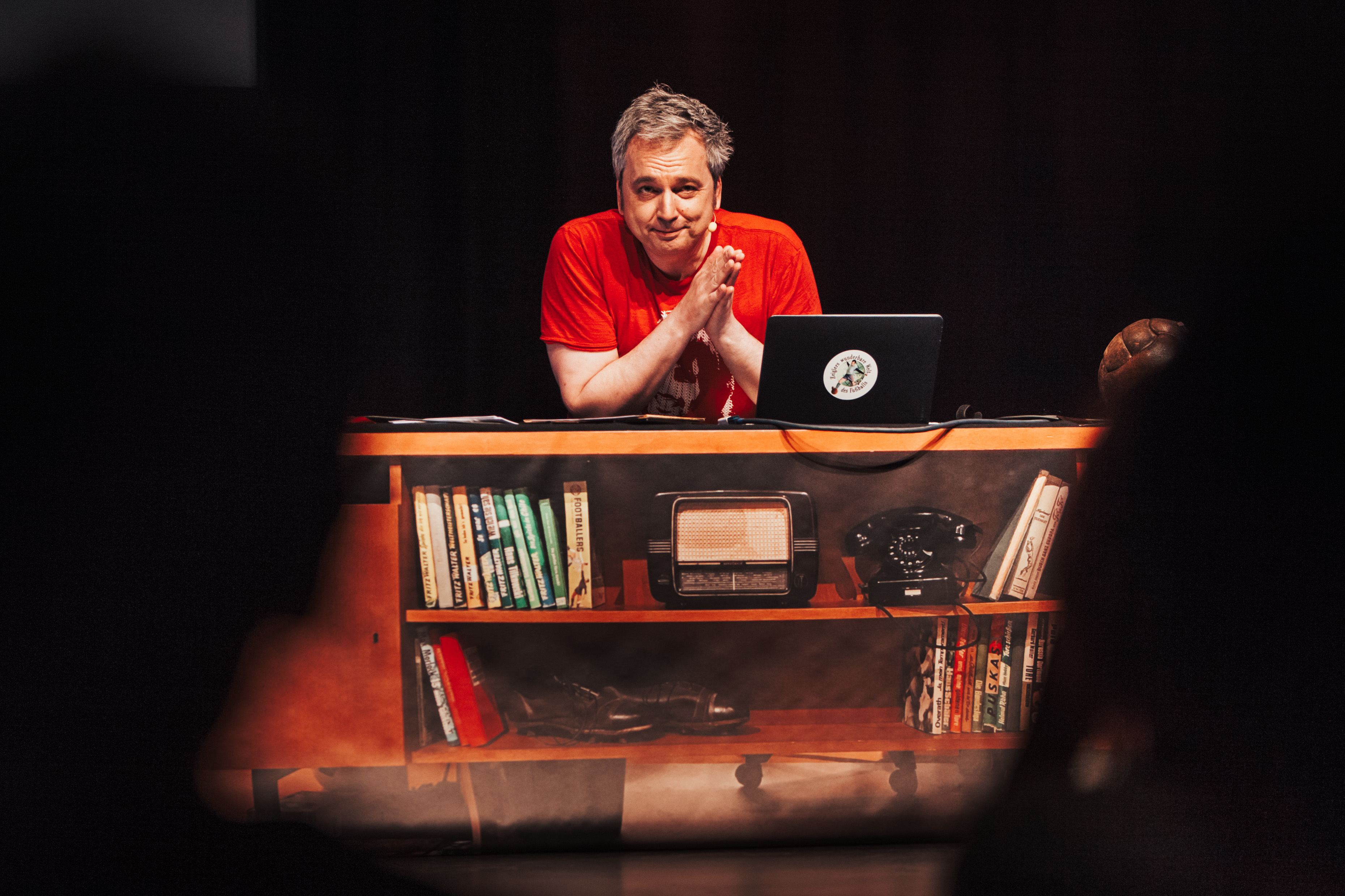 Arnd Zeigler auf der Bühne. Foto: MAX HARTMANN