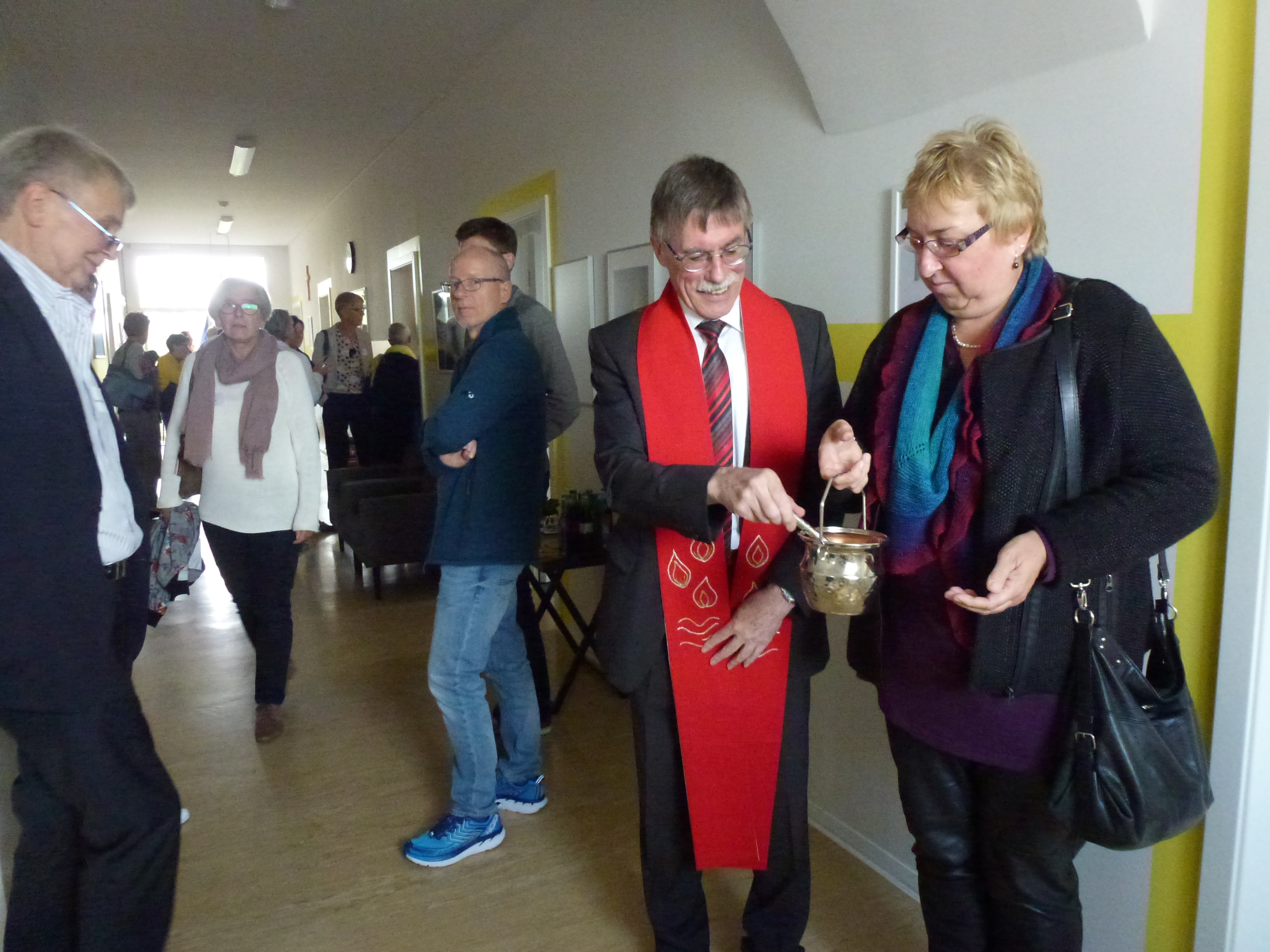 Der Caritasvorsitzende Domkapitular Karl-Ludwig Hundemer segnete alle Räume des neuen Marienheims, das 27 wohnungslosen Männern und Frauen ein Zuhause ist Foto: Friederike Jung, Caritasverband / ps