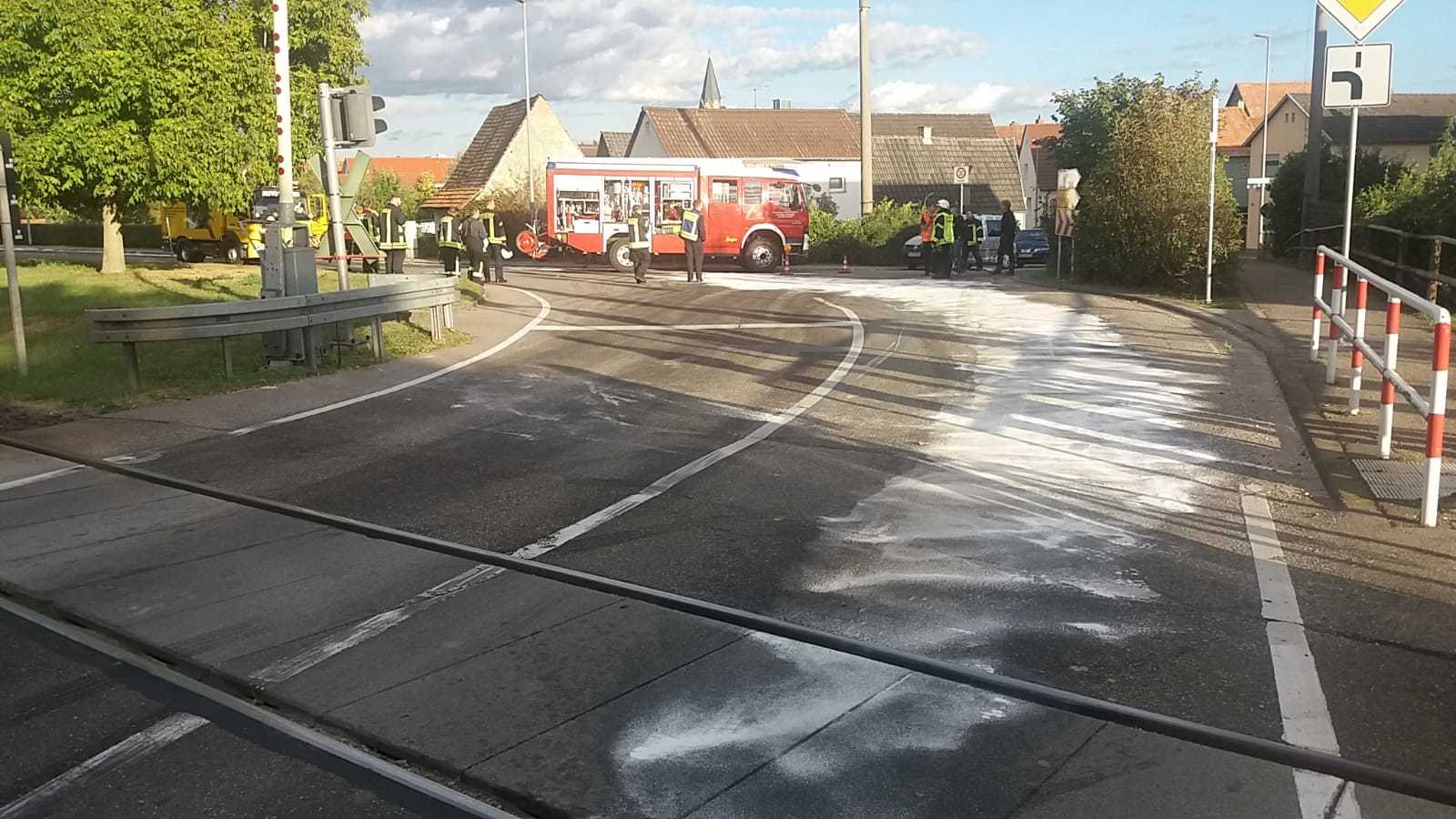 In der Bahnhofstraße verlor ein LKW am Montagmittag mehrere Hundert Liter Diesel.