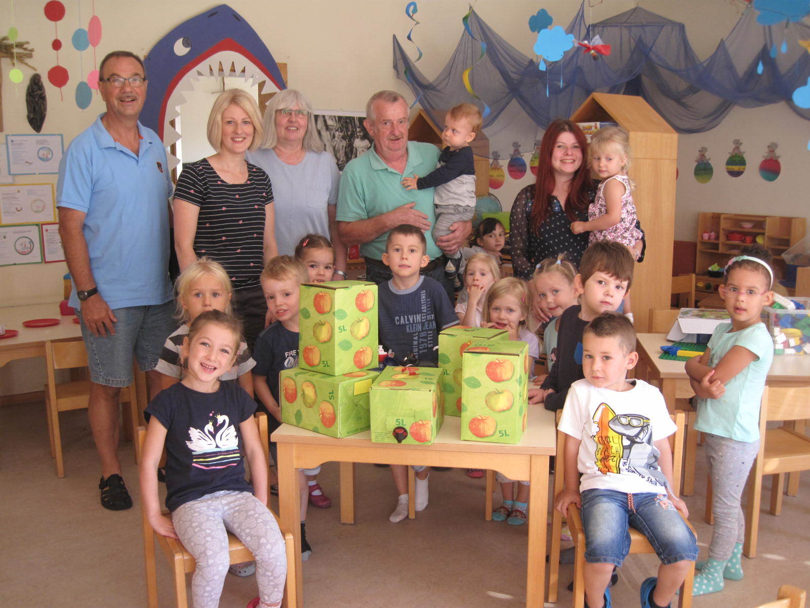 Die Vertretung des OGV im Kreise der freudigen Kinder und des Kita-Personals