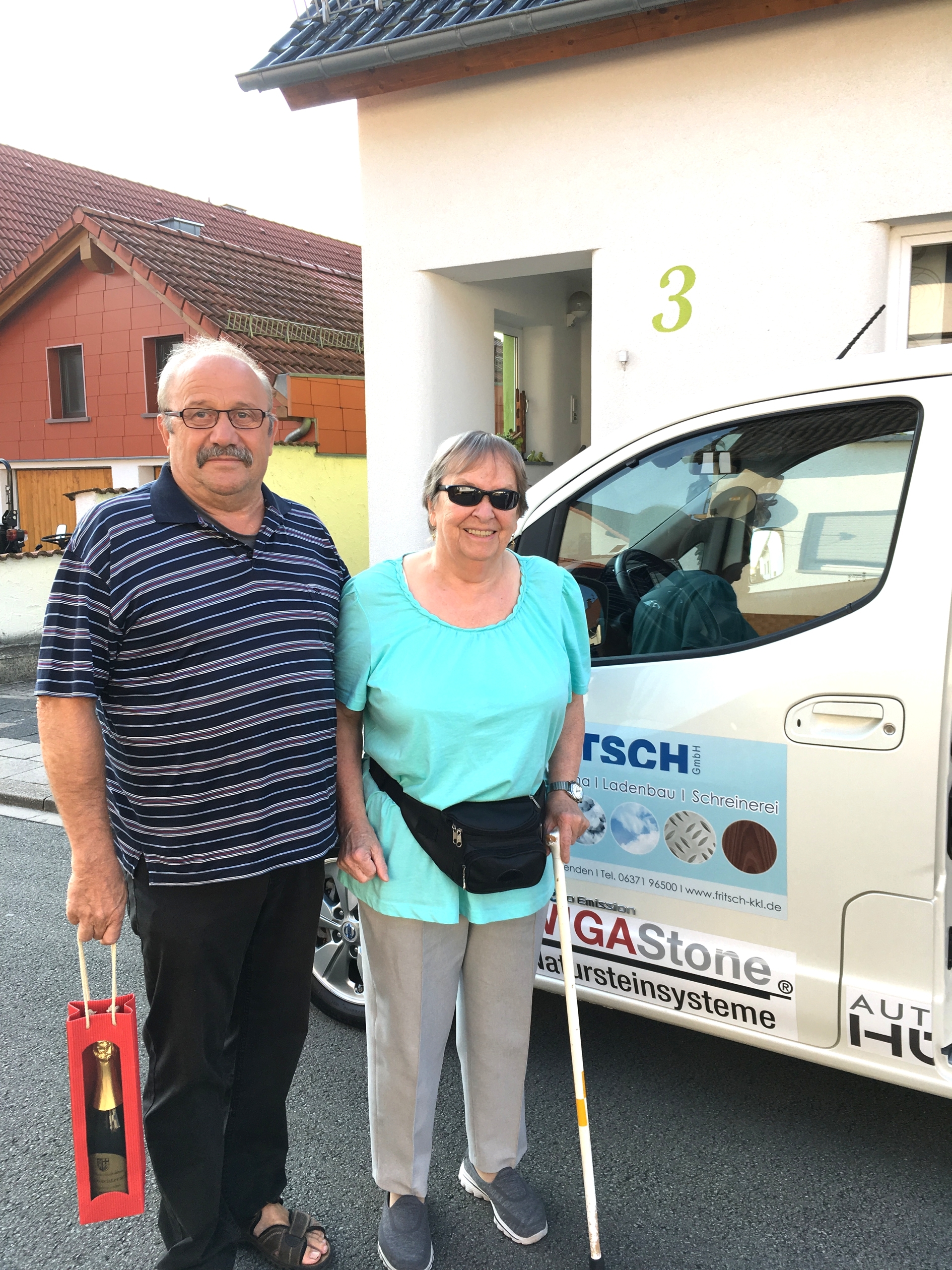 Der 1. Beigeordnete Hermann Jung überreicht dem ersten Fahrgast Adelheid Burkhardt einen Bürgermeistersekt Foto: PS/Gemeinde