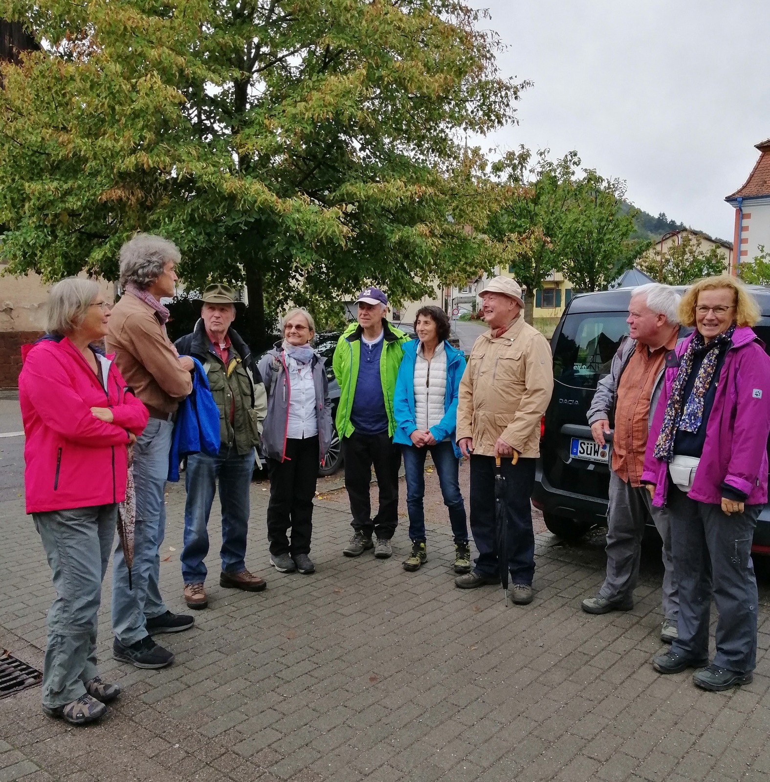 Trotz der schlechten Wetterprognose konnte die Gruppe trockenen Fußes alles erkunden und ließ den Tag beim gemütlichen Zusammensitzen in einem Lokal ausklingen.
