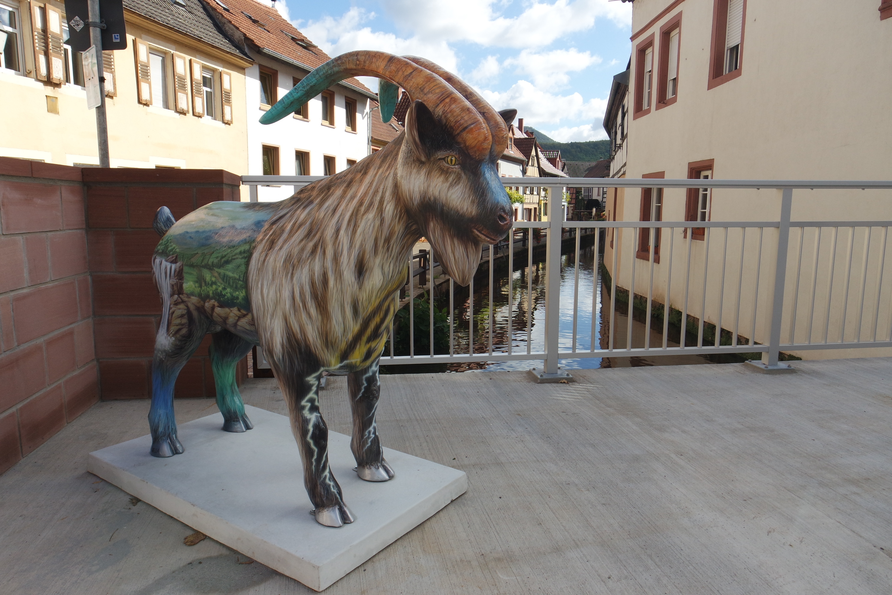 Die Ziege der Stadtwerke Annweiler auf der neu erbauten Brücke.