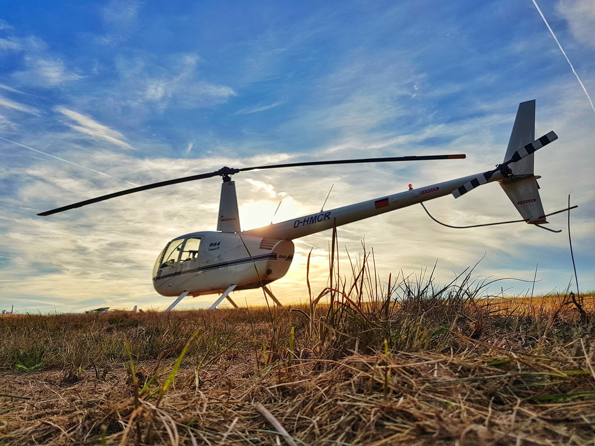 Mit dem Helikopter jeweils zehn Minuten Rundflug über die Nordpfalz