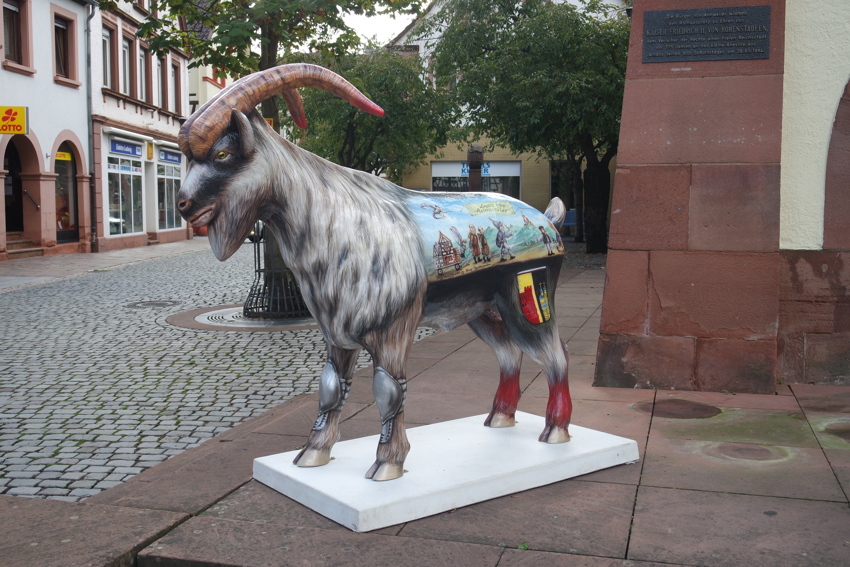 Der Geißbock der Stadt Annweiler vor dem Rathaus.
