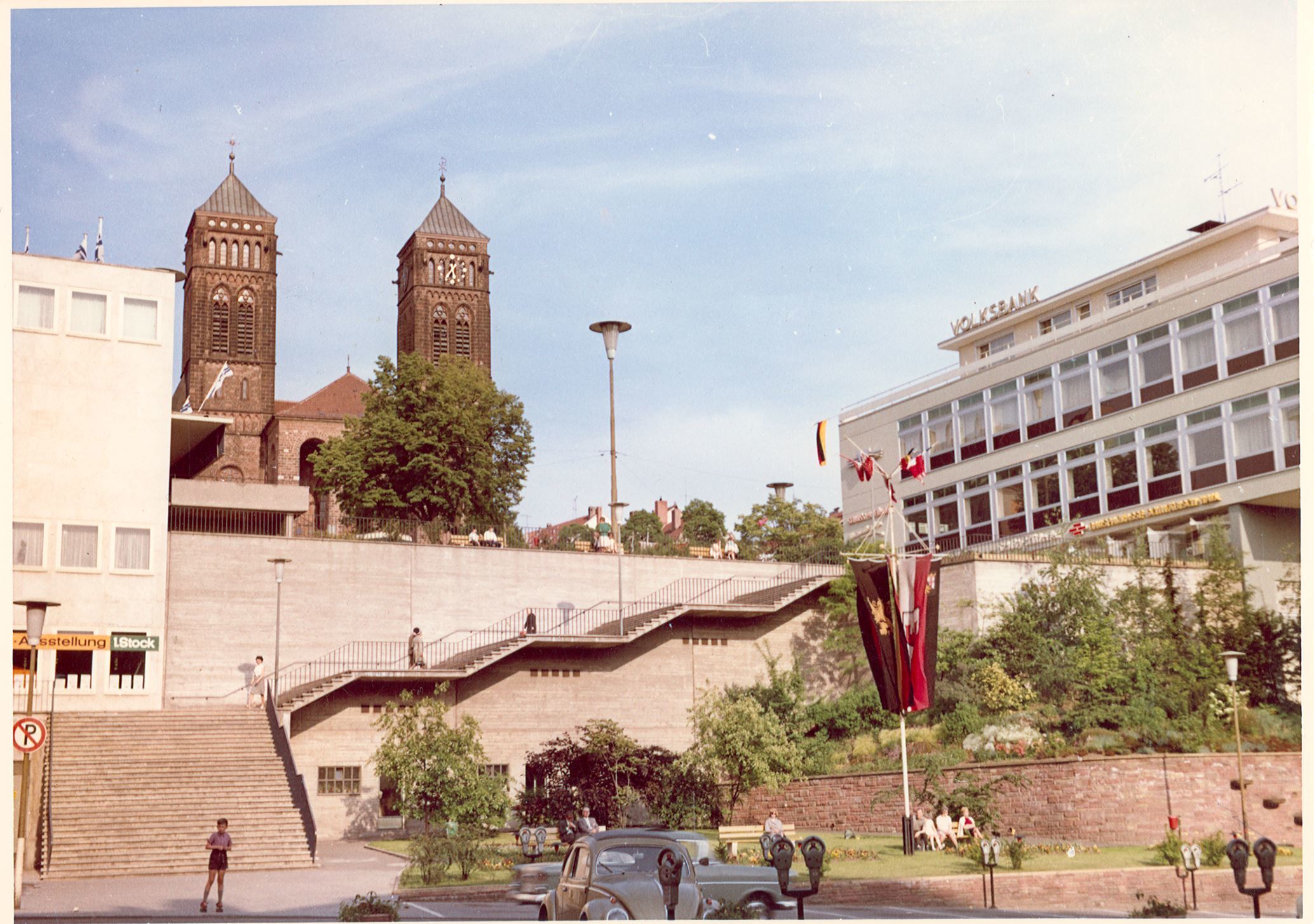 So sah die Treppenanlage am Schlossplatz früher aus, von Stier und Brunnen noch keine Spur. Foto: Stadtarchiv