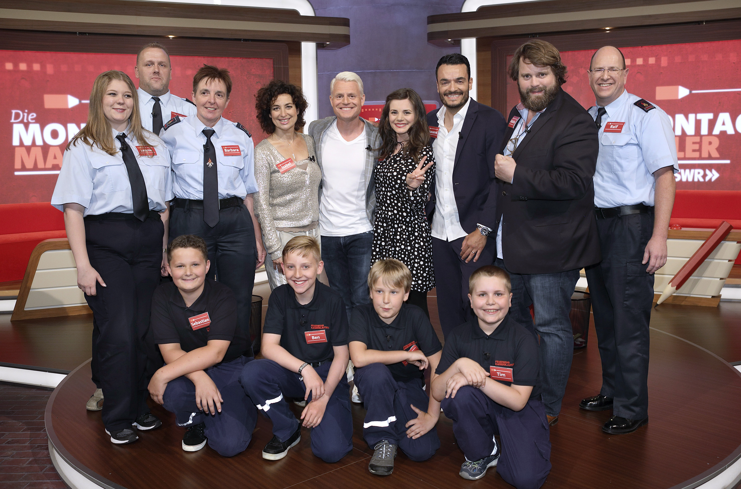 Das Team „Feuerlöscher“ aus Kaiserslautern mit Moderator Guido Cantz (Mitte) und den vier Gegenspielern Isabel Varell, Joyce Ilg, Giovanni Zarrella und Antoine Monot.